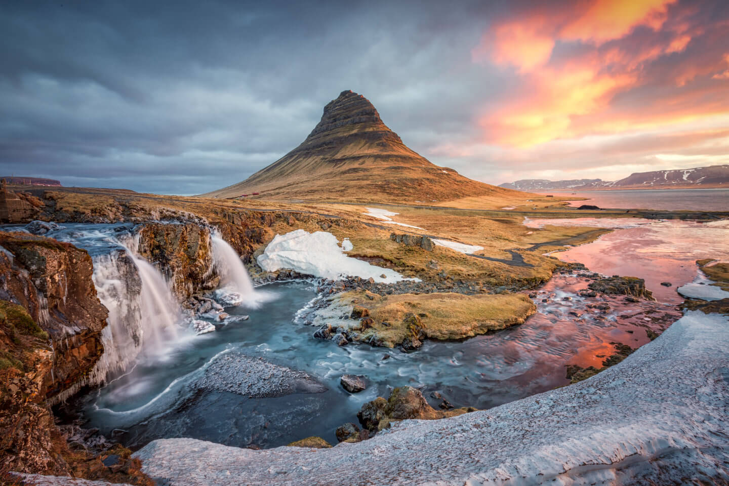 Sonnenaufgang am vereisten Kirkjufell im Winter