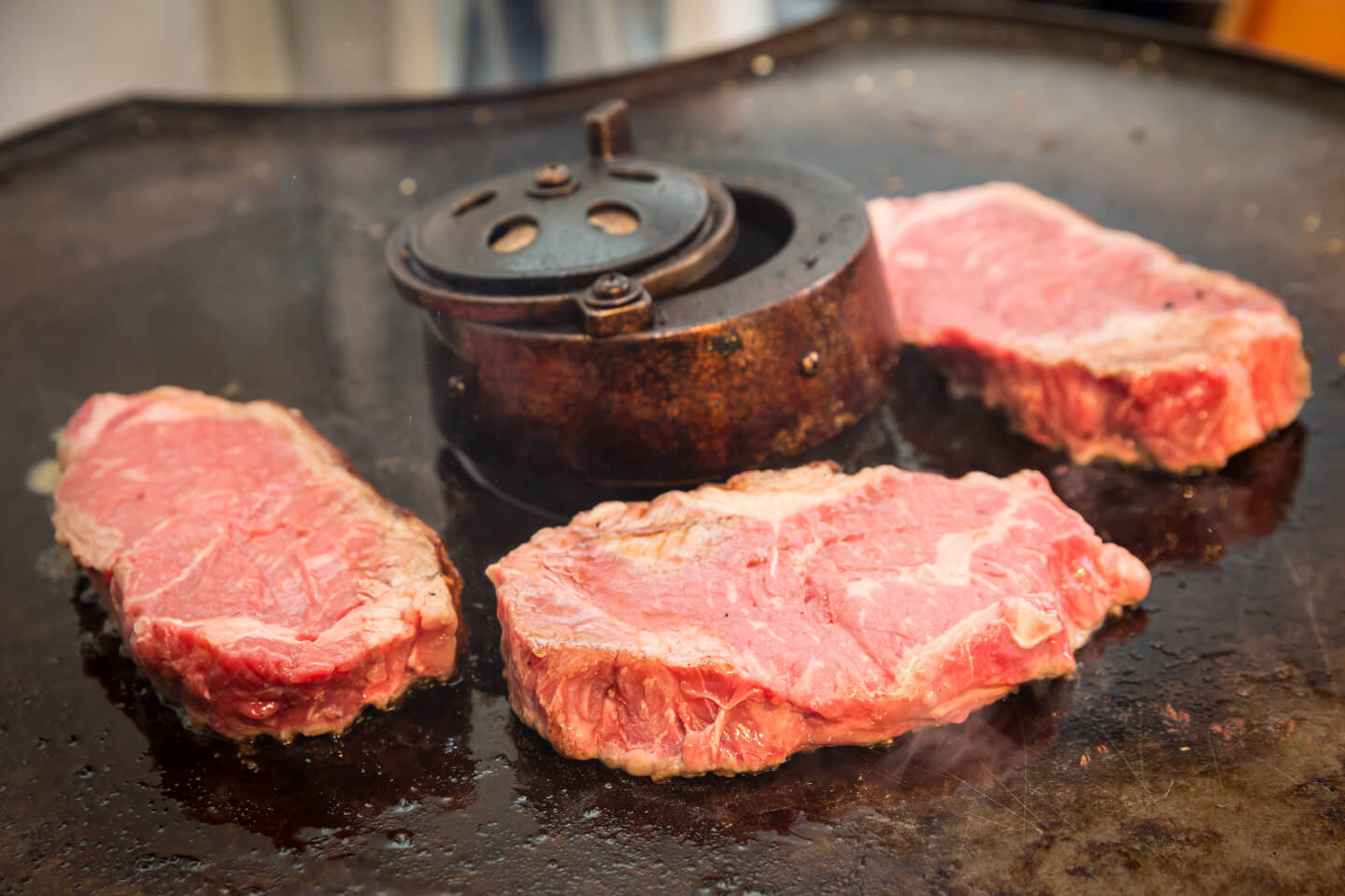 Rumpsteaks auf einem Monolith Grill