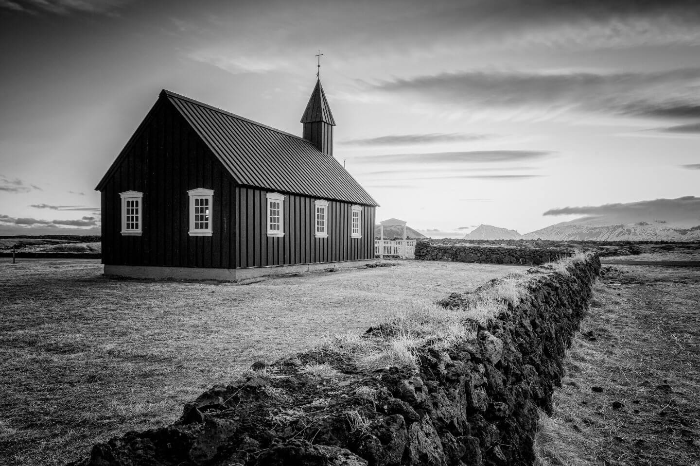 Schwarze Kirche in Budir, schwarzweiss