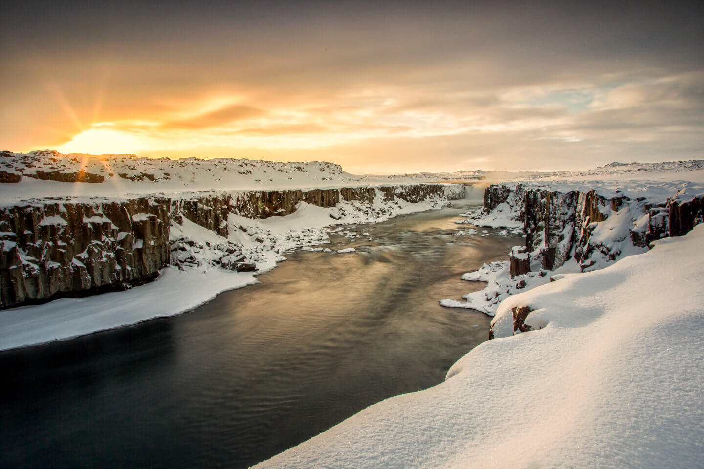 Im Winter führt der Selfoss ausgesprochen wenig Wasser und büßt dadurch reichlich von seiner sonst imposanten Erscheinung ein