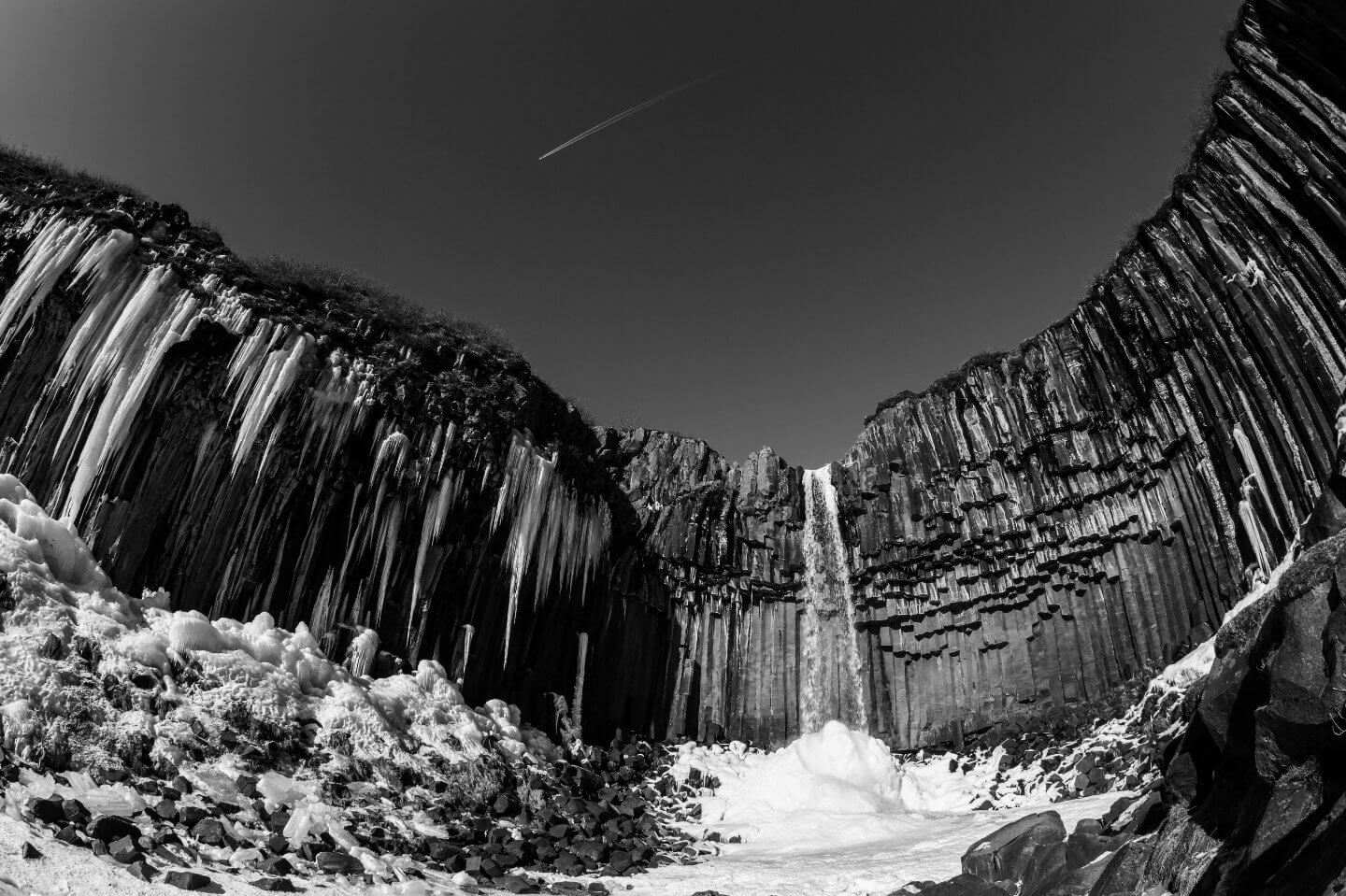 Der Svartifoss mit Eiszapfen im Winter
