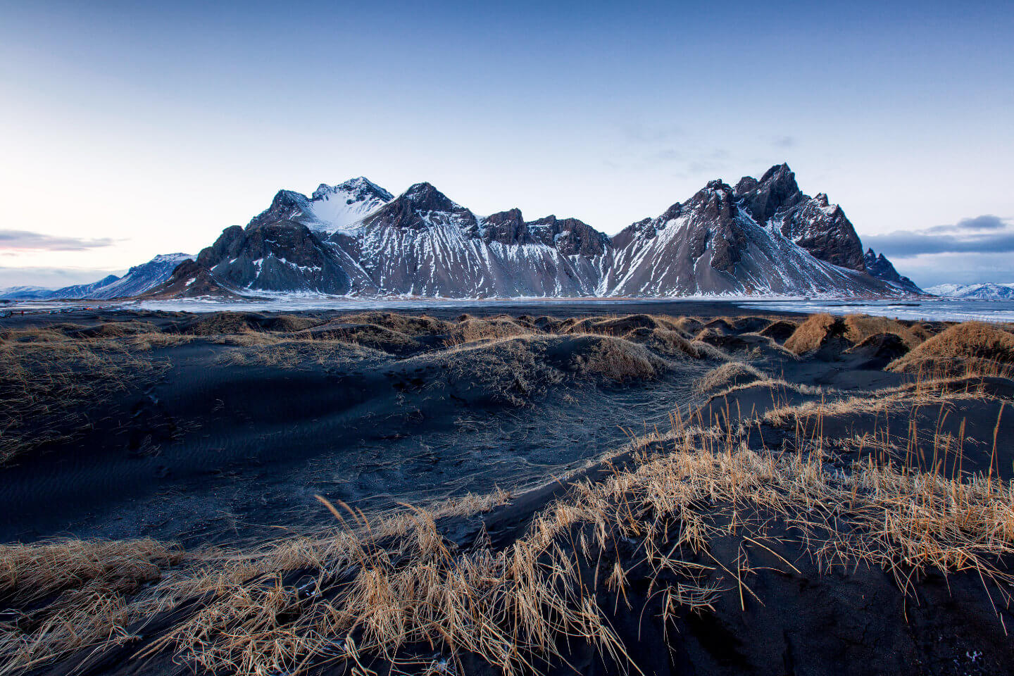 Das Vestrahorn kurz nach Sonnenuntergang im Winter