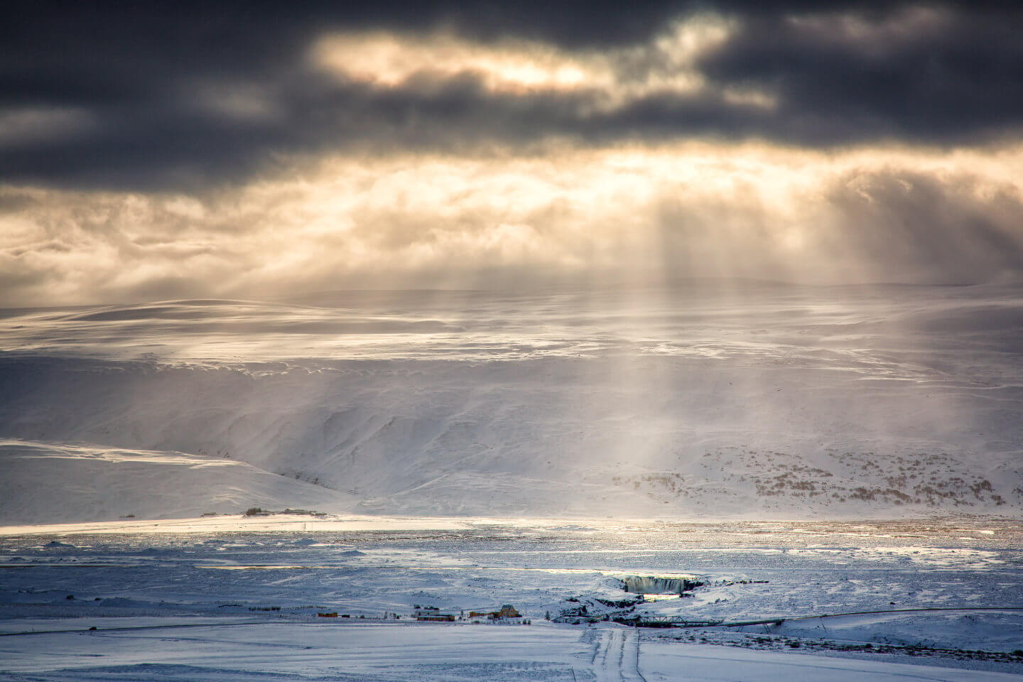 Godafoss in der winterlichen Landschaft Islands eingebettet