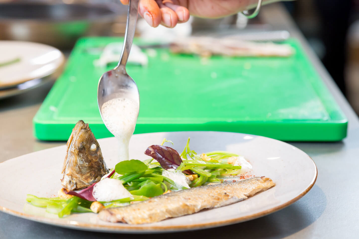 So entstehen Kochfotos beim Anrichten eines Heringsrezeptes