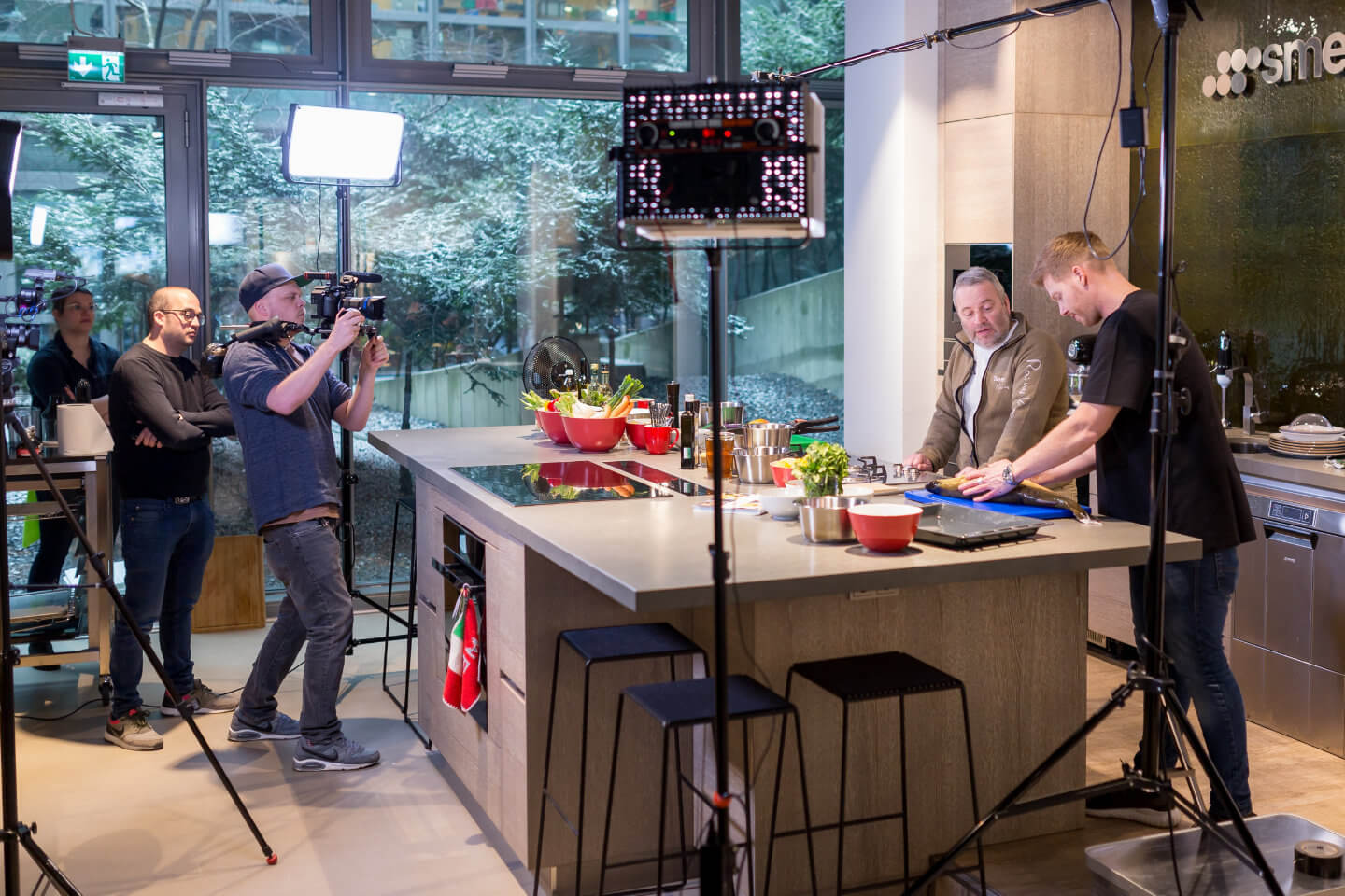 Making of der Videoproduktion mit Koch Nils Egtermeyer im Smeg Küchenstudio in Hamburg
