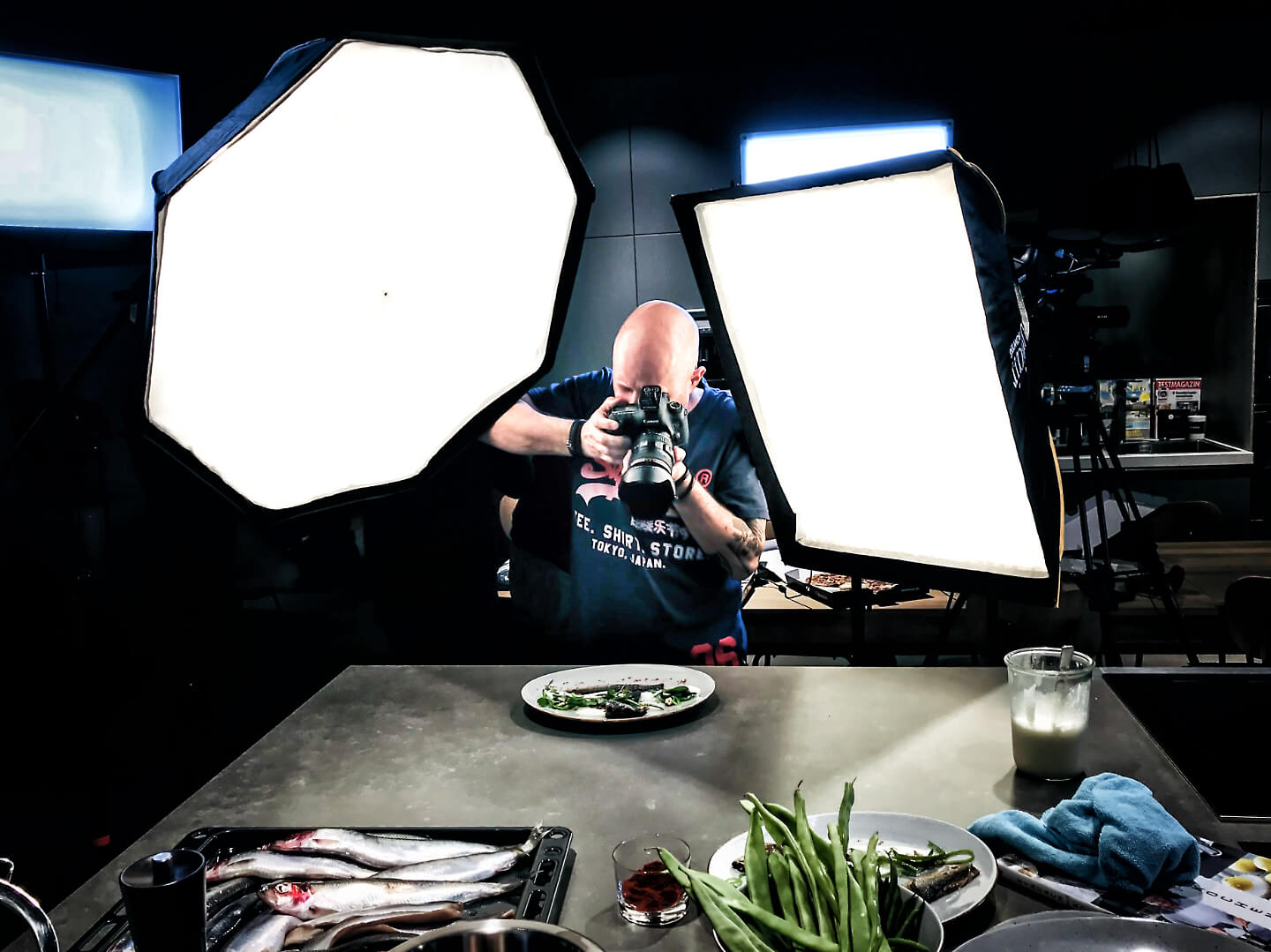 Fotograf Florian Läufer beim Fotografieren des angerichteten Tellergerichts
