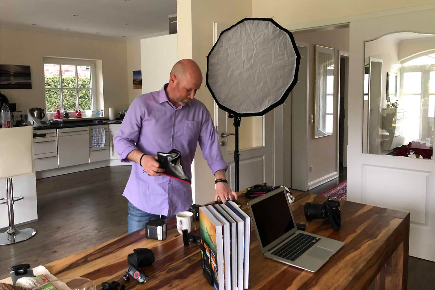 Der hamburger Fotograf Florian Laeufer beim Aufbau des Setups für ein Homeshooting