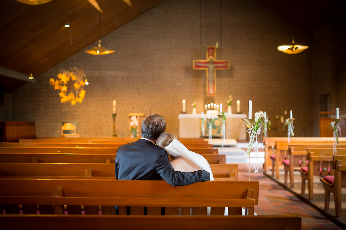 Hochzeitspaar in der leeren Kirche während einer Hochzeitsreportage von Hochzeitsfotograf Florian Läufer fotografiert