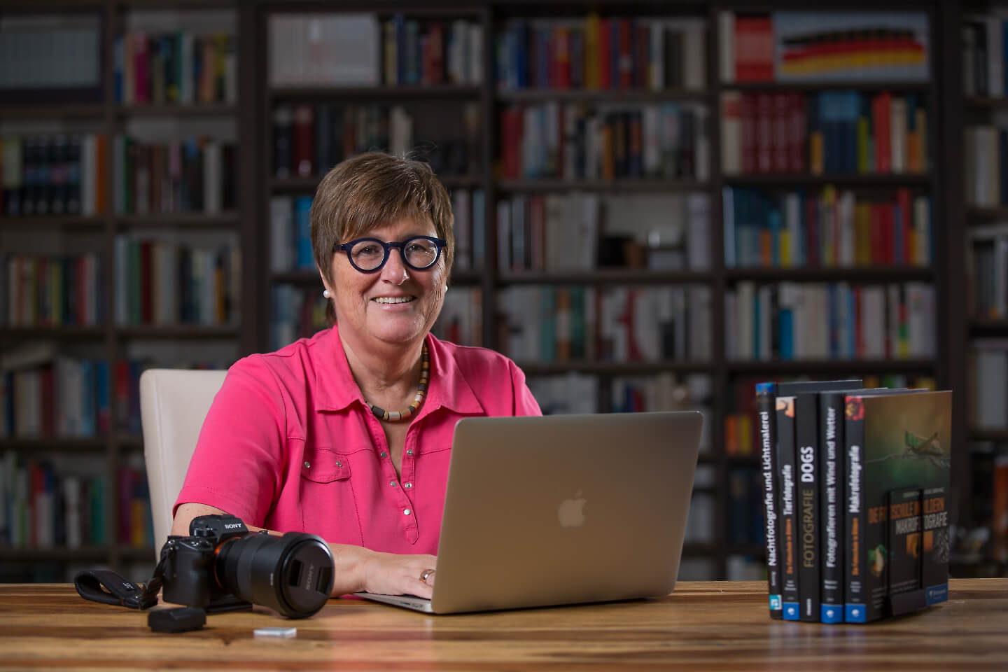 Ein Hauptlicht von oben links und ein Strip Light von hinten rechts sorgten für dieses Portraitfoto