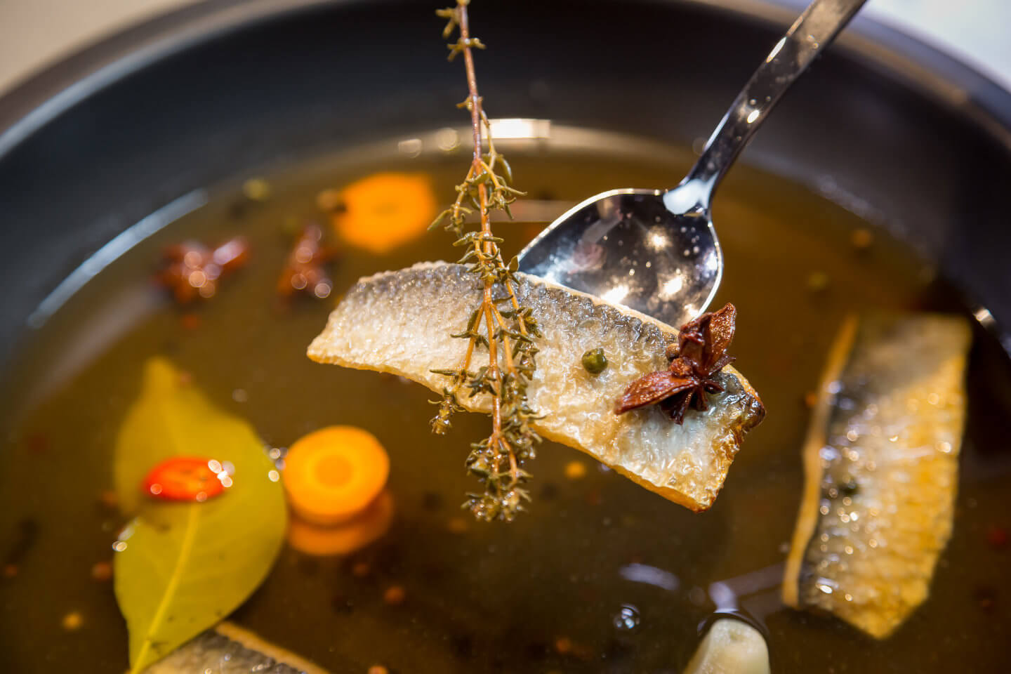 Heringszubereitung im Smeg Küchenstudio in Hamburg