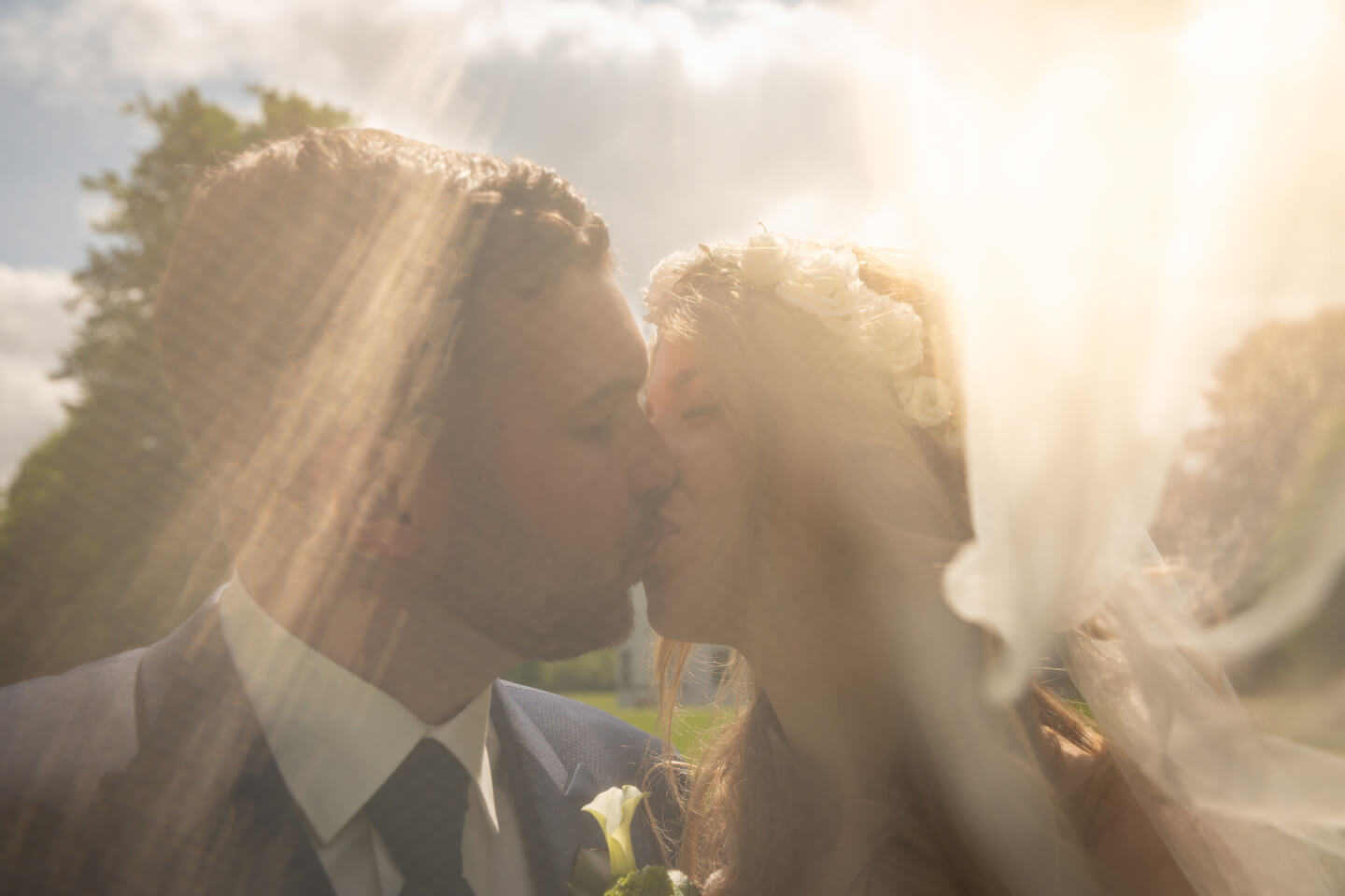 Vermählungskuss unterm Schleier vor dem Schloss Ahrensburg
