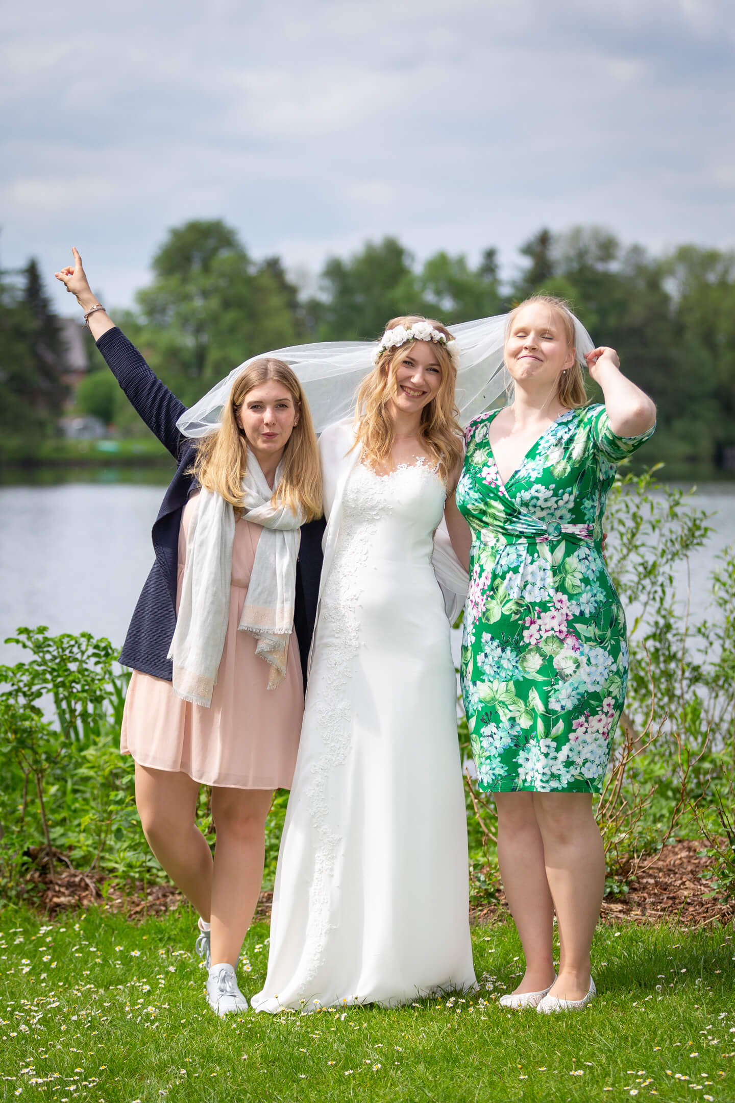 Braut mit Freundinnen bei der Hochzeitsfeier im Strandhus am Großensee