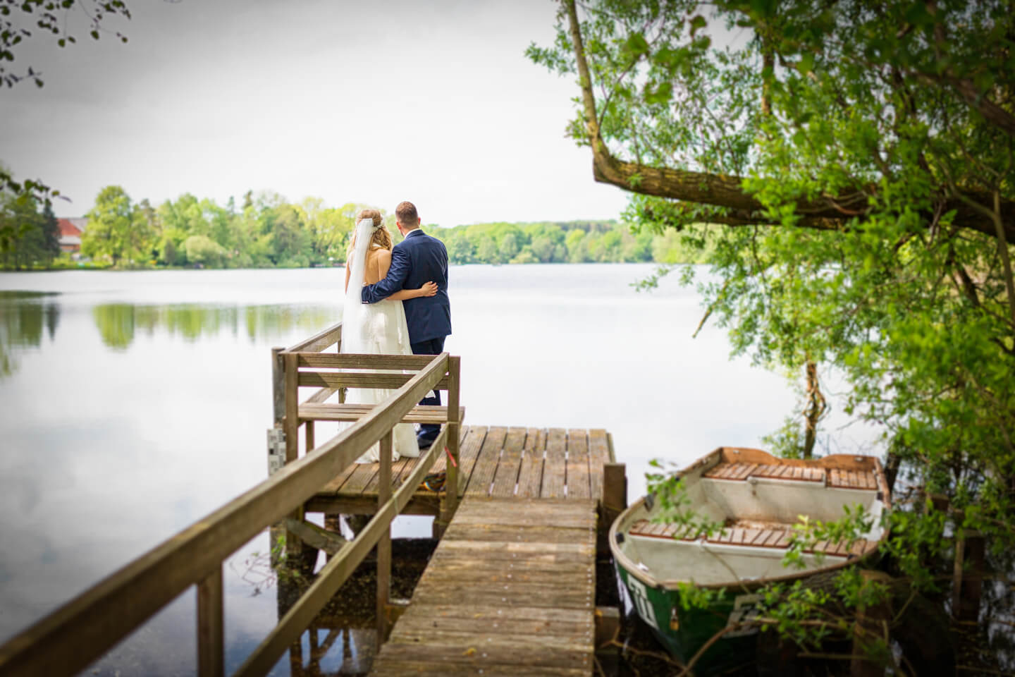 Hochzeitsfoto am Großensee auf dem Steg vom Strandhus