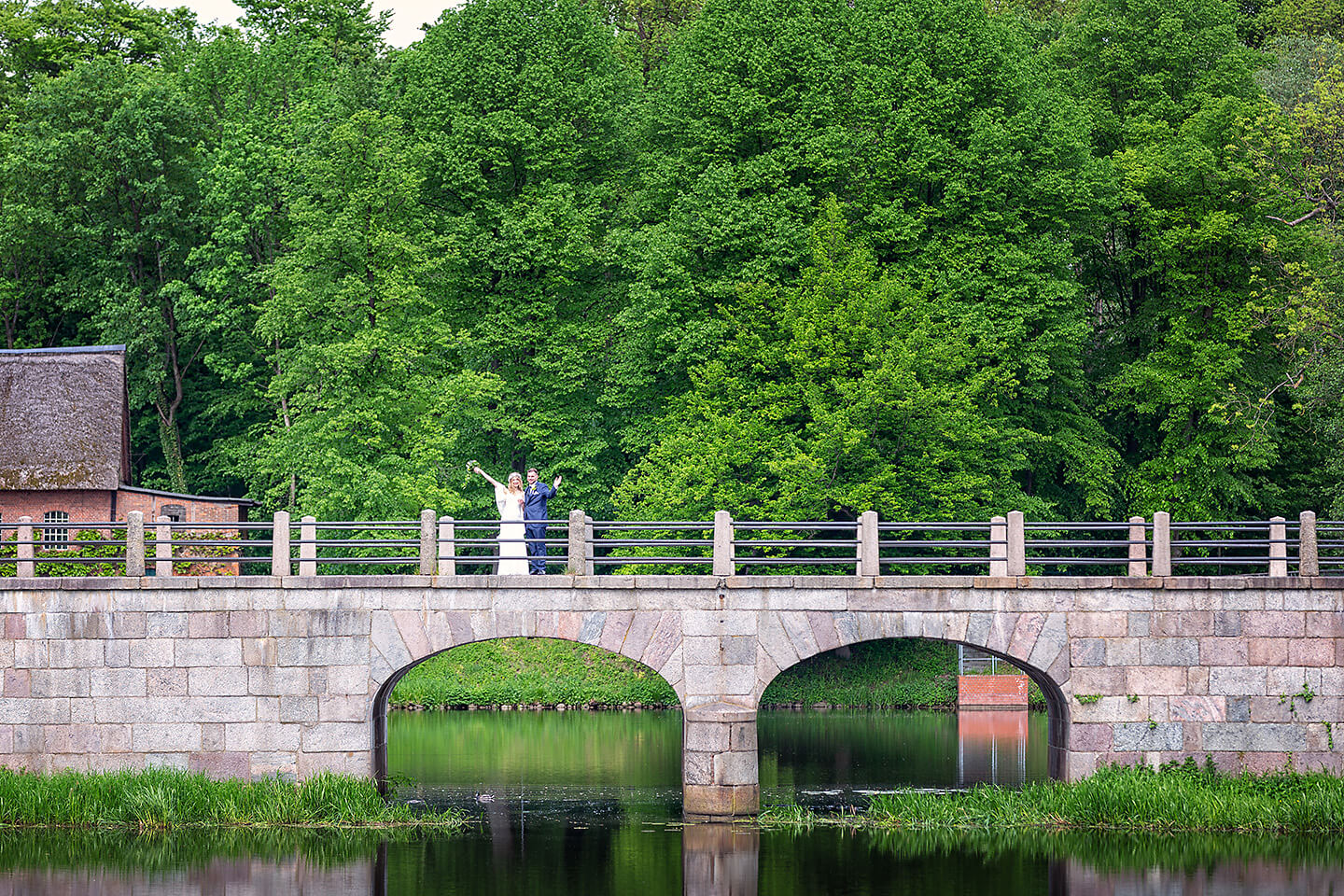 Hochzeitspaar auf der Brücke über den Schlossgraben in Ahrensburg