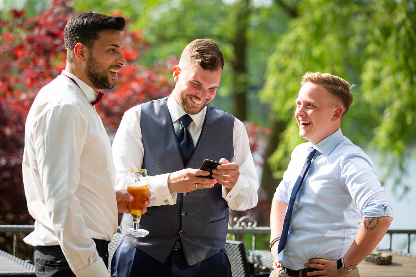Bräutigam mit Freunden während der Hochzeitsfeier im Strandhus am Grossensee