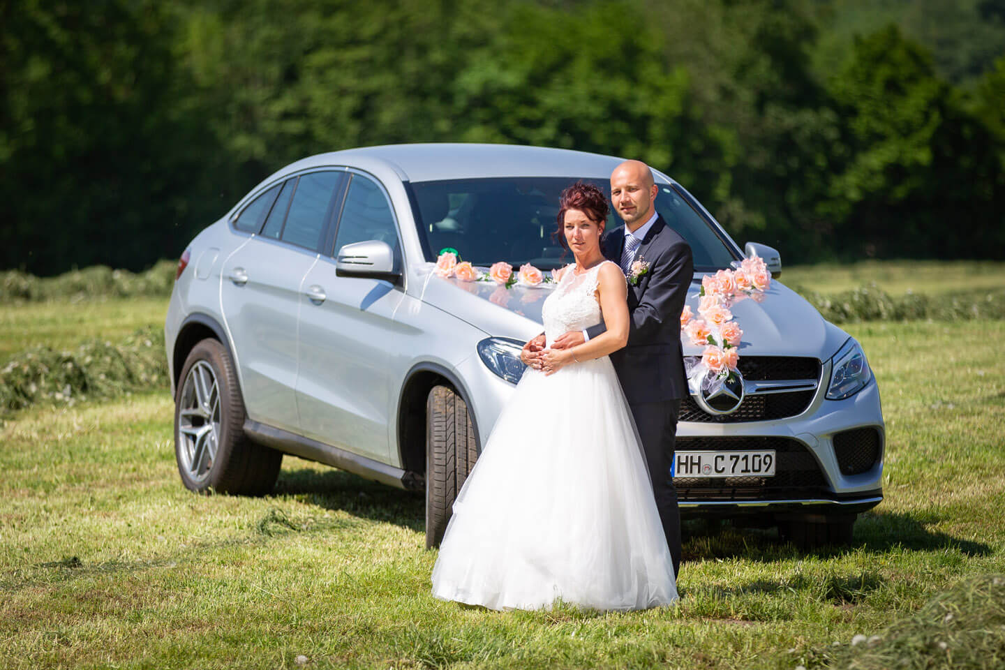 Hochzeitsfoto mit Hochzeitsauto Mercedes