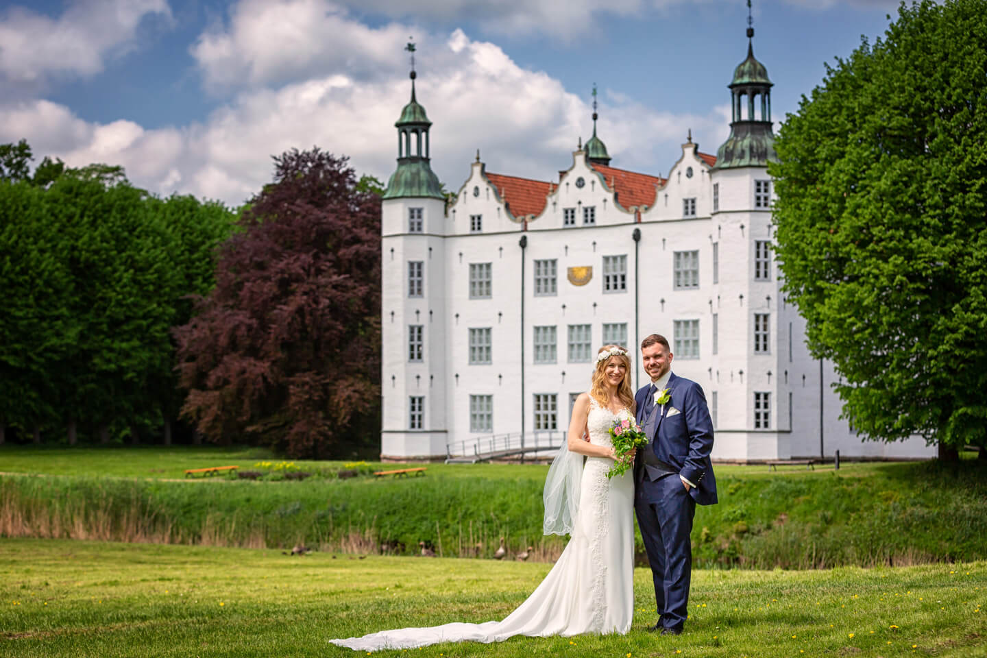 Hochzeitsfoto vor dem Ahrensburger Schloss