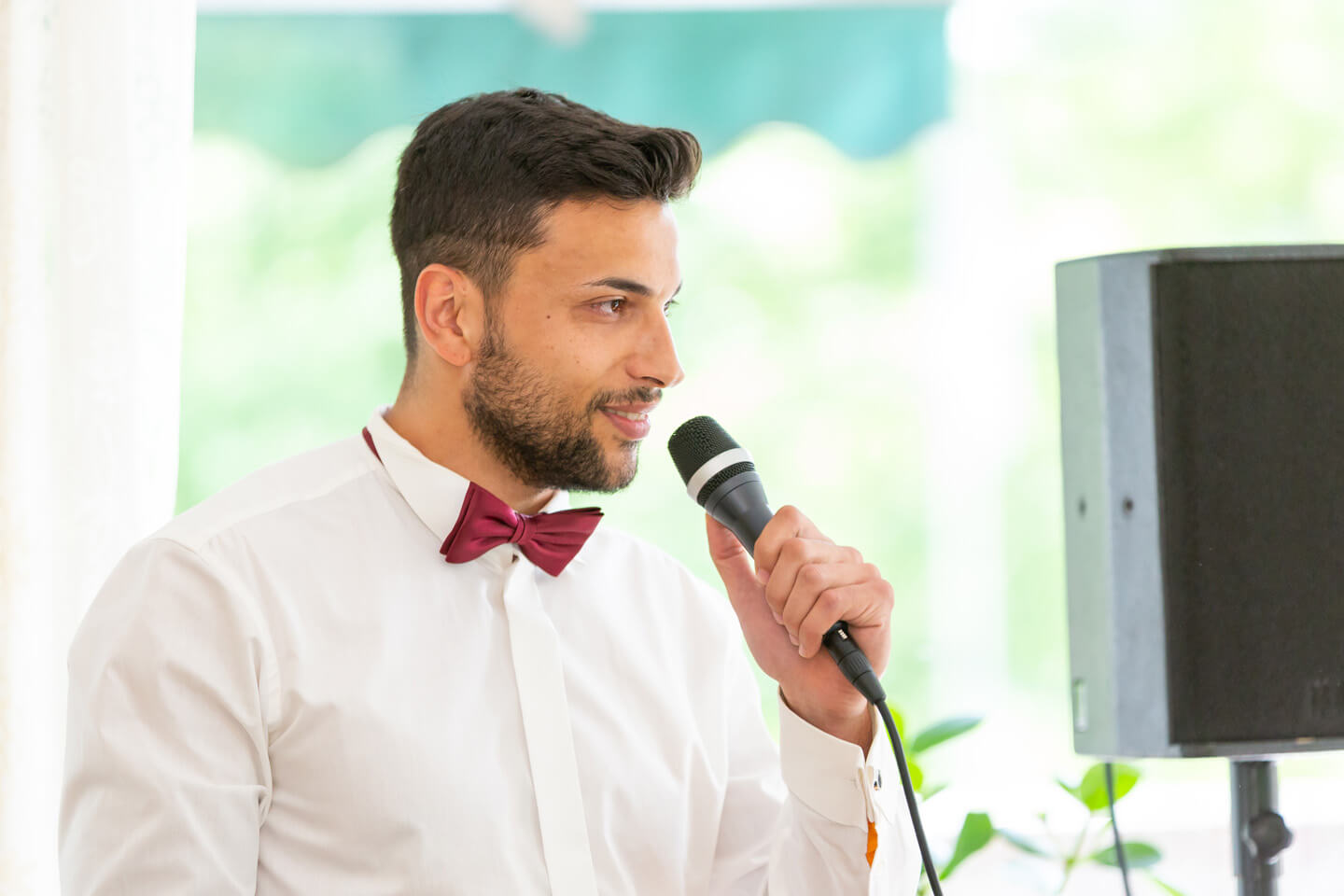 Trauzeuge hält eine Rede mit Mikrofon