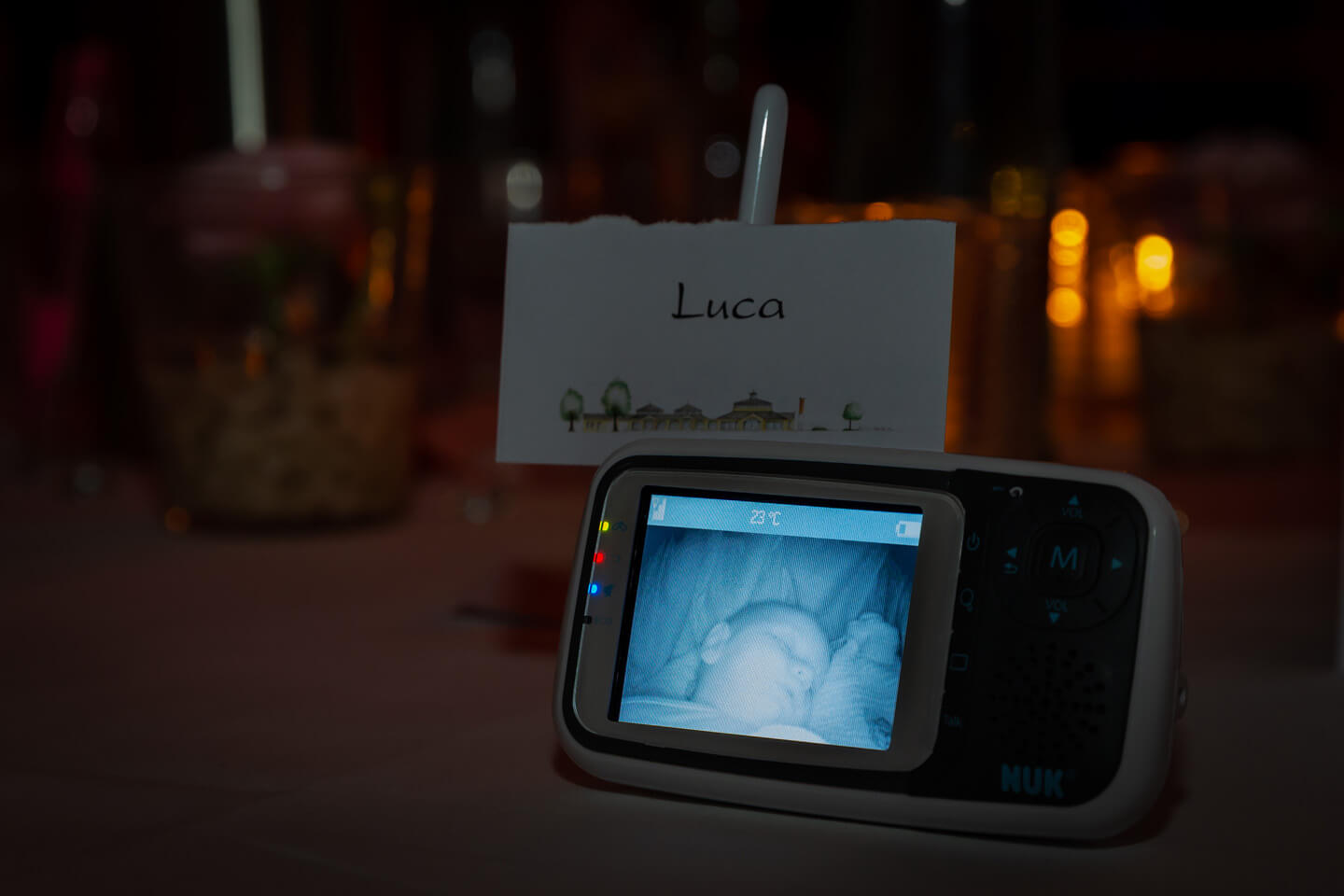 Babyfone waehrend einer Hochzeitsfeier