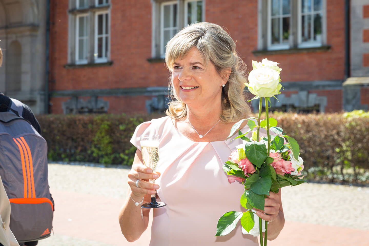 Braut vor dem Standesamt Harburg