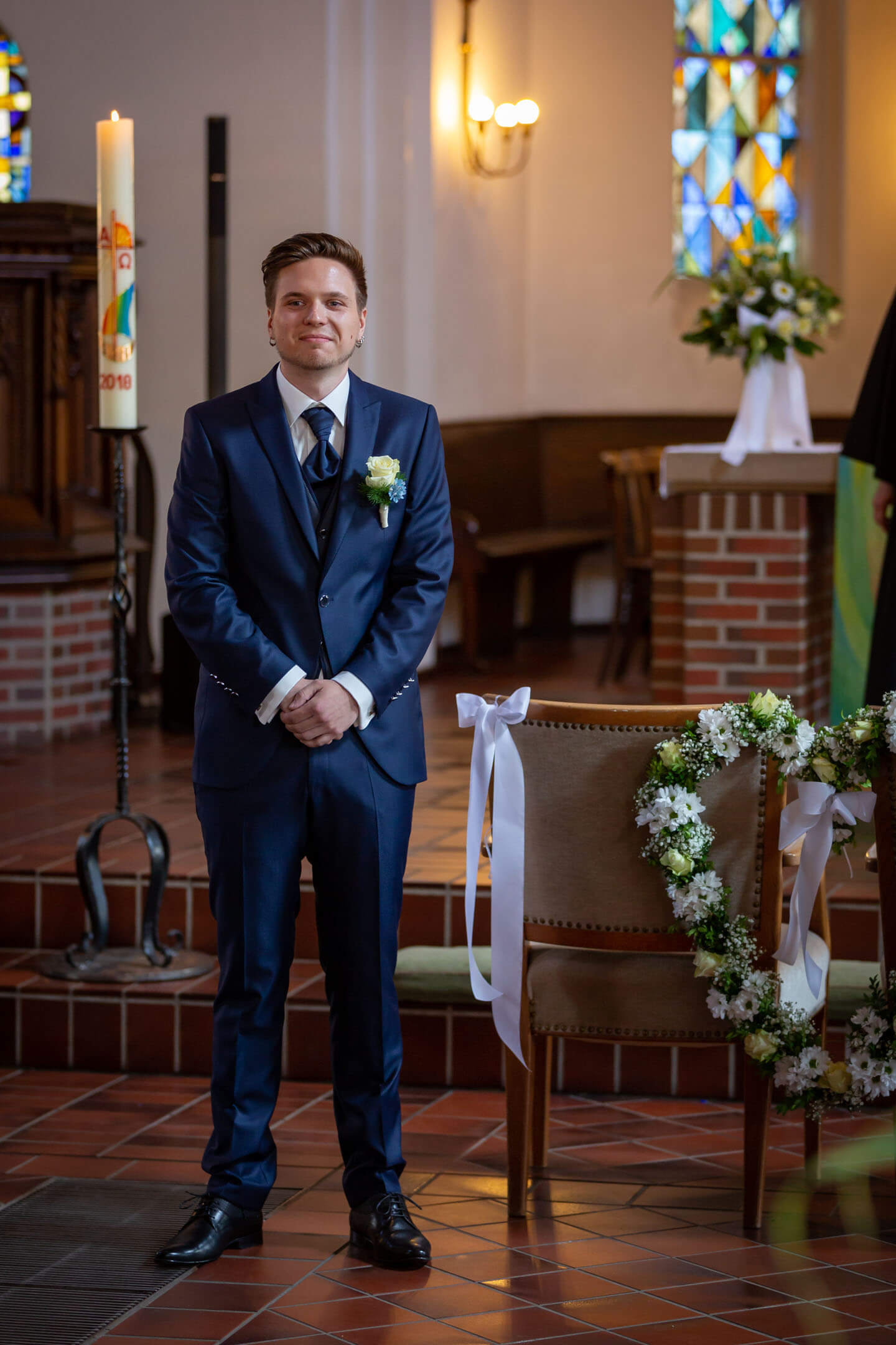 Bräutigam wartet auf seine Braut in der Kirche in Kaltenkirchen
