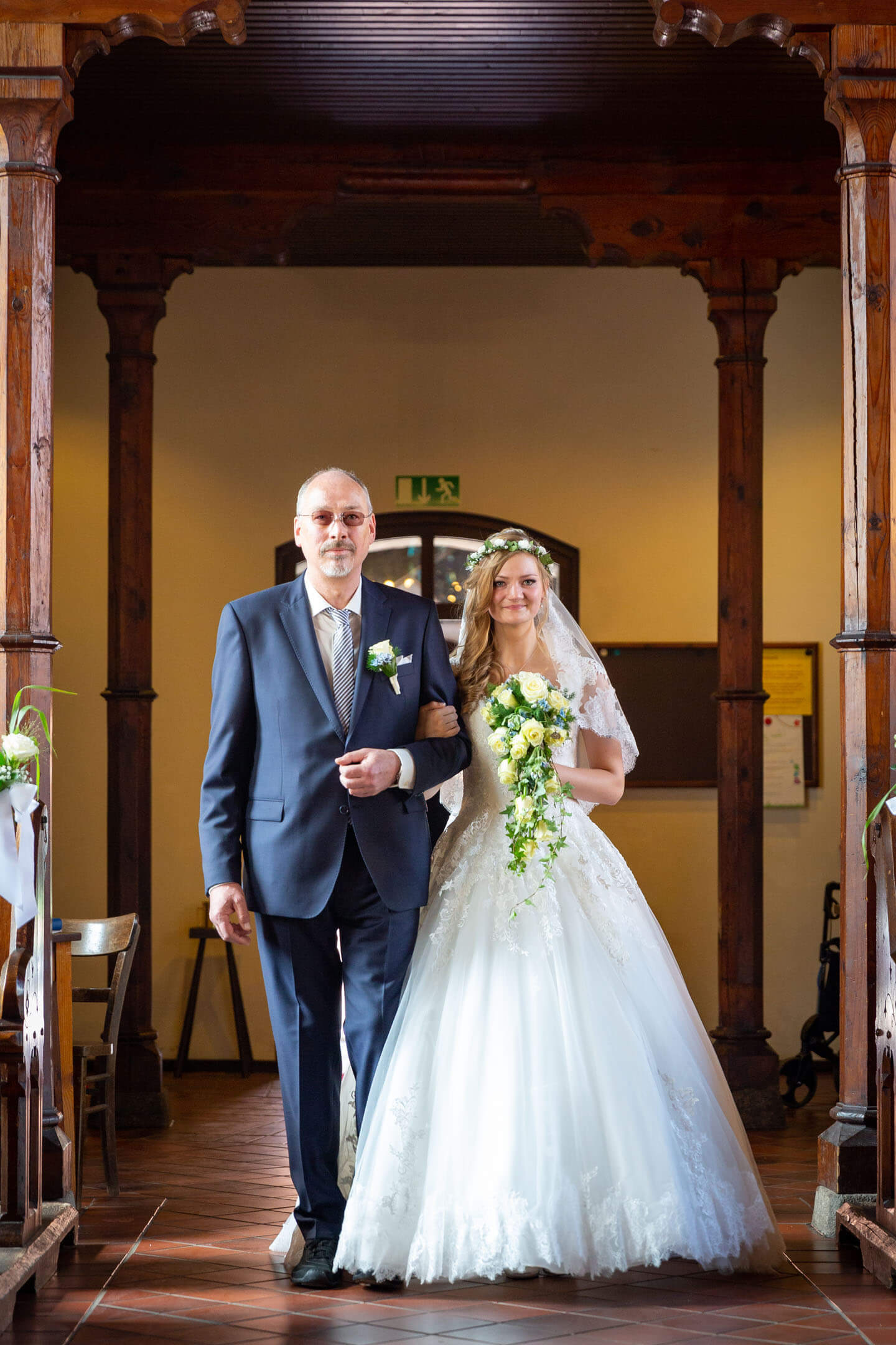 Brautvater geleitet seine Tochter zum Altar