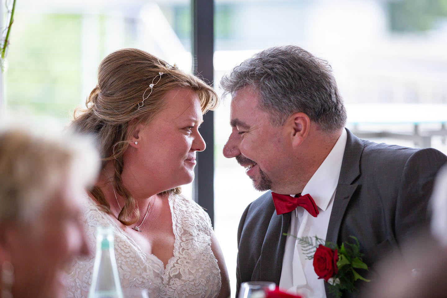 Hochzeitspaar mit dem Fotoapparat belauscht