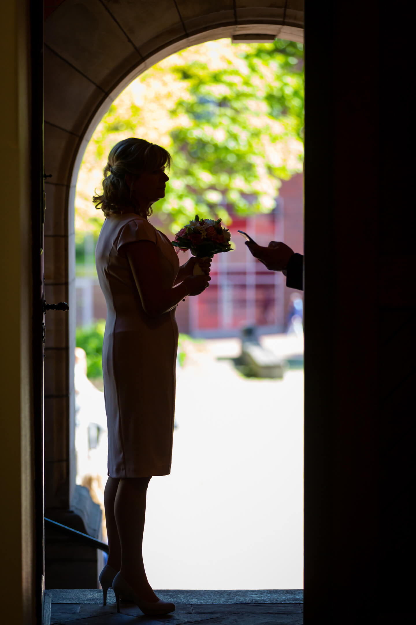 Braut wartet im Eingang vom Standesamt Harburg