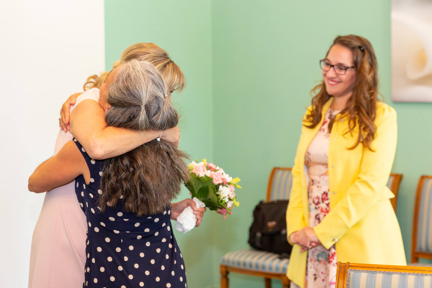 Glueckwünsche nach der standesamtlichen Trauung in Hamburg-Harburg