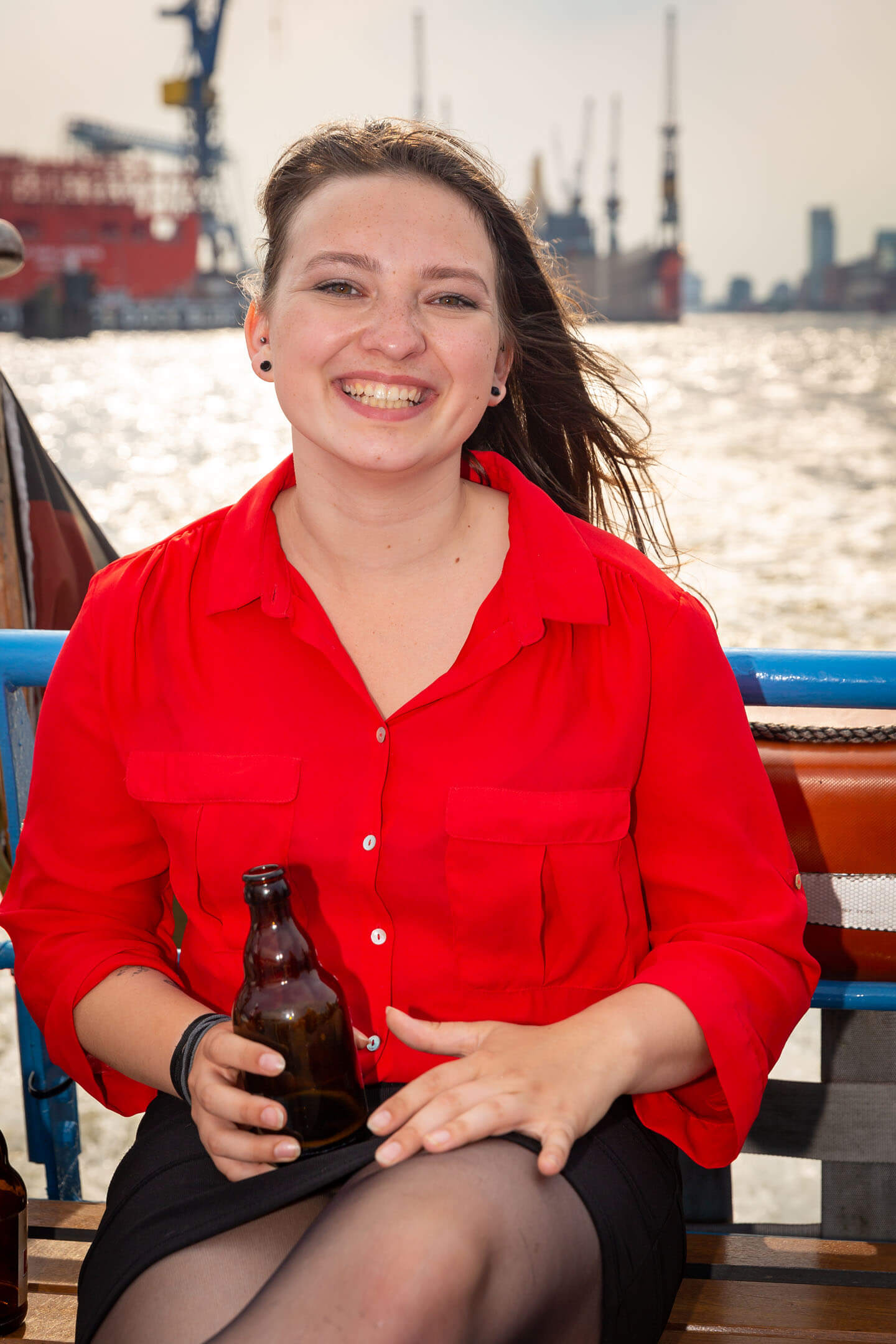 Hafenrundfahrt in Hamburg. Hochzeitsgast im Heck des Schiffes