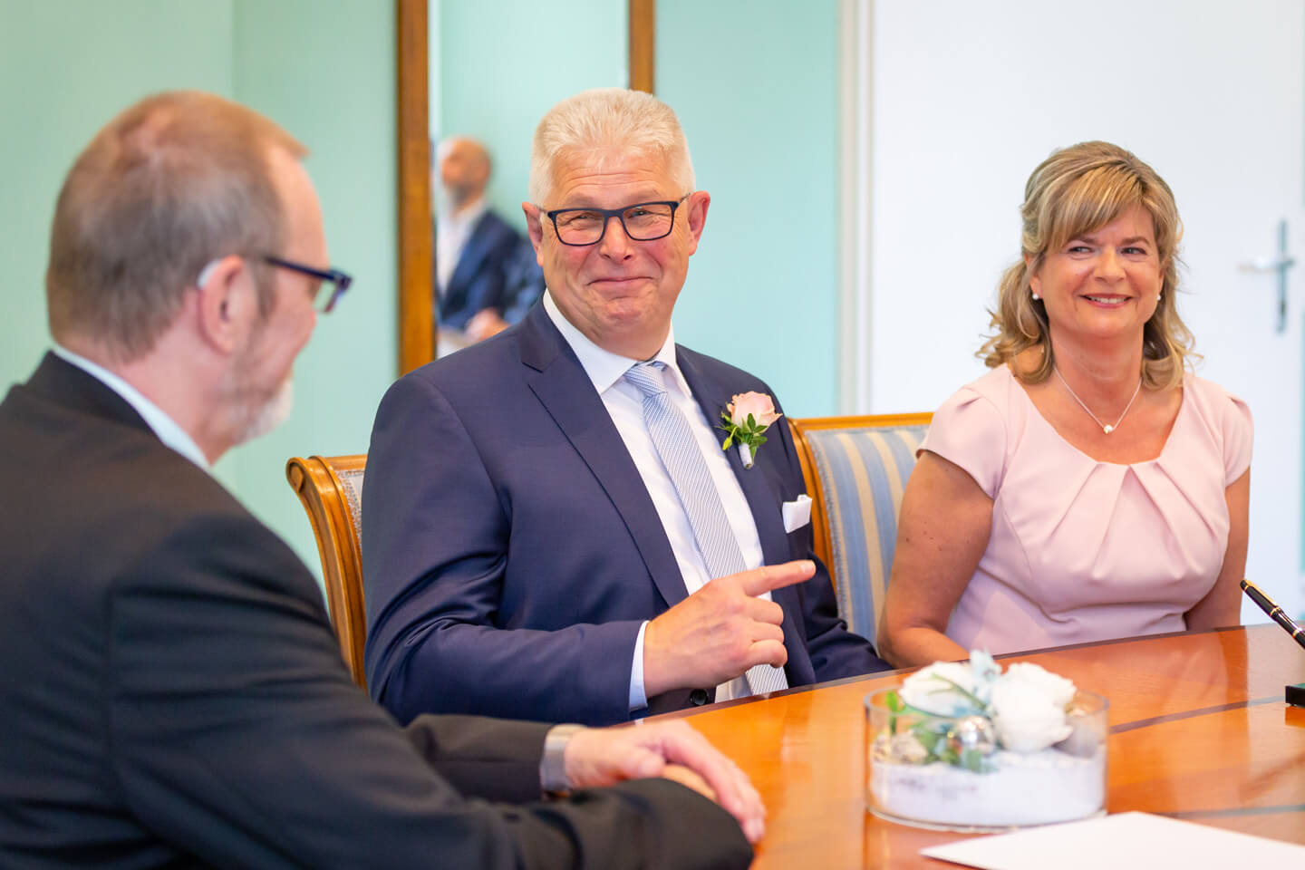 Brautpaar und Trauzeuge im Standesamt