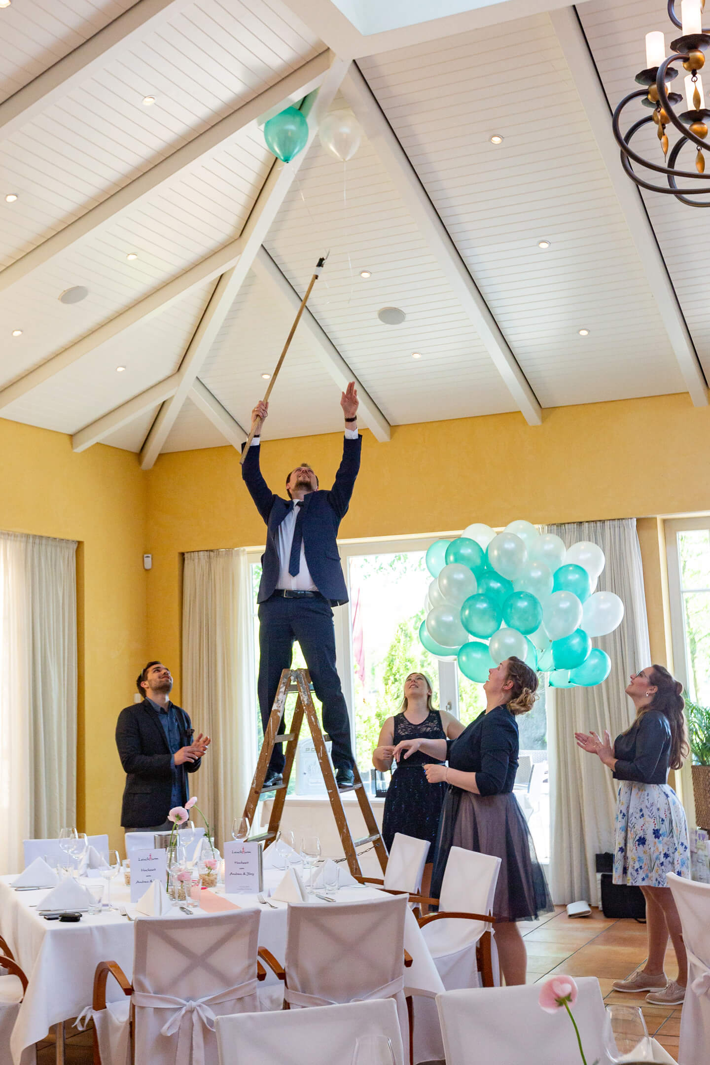 Luftballons an der Zimmerdecke vom Leuchtturm an der Außenmühle in Harburg