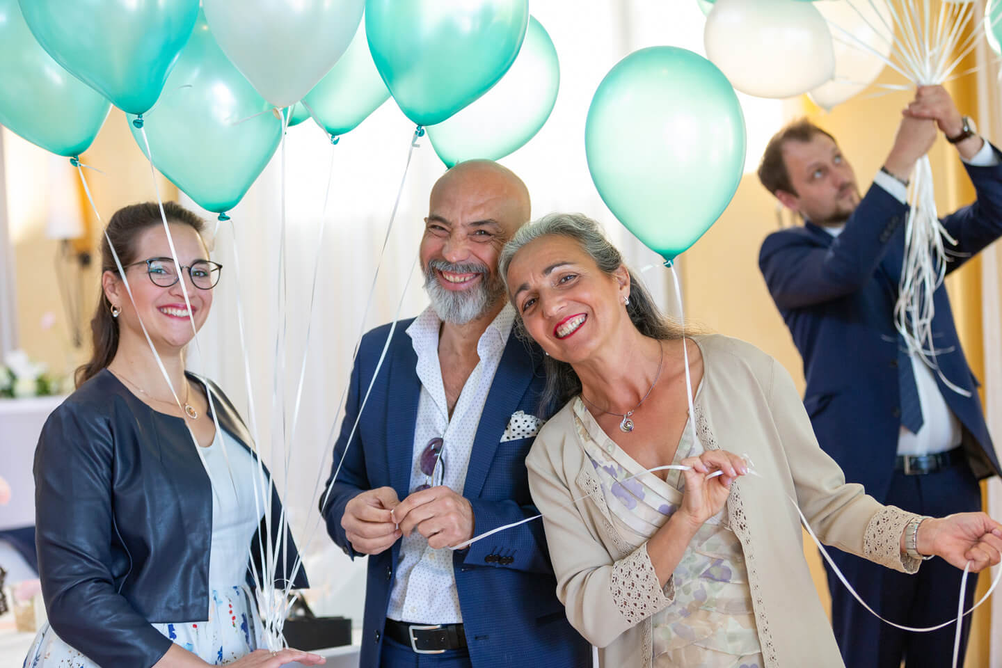 Gaeste praeparieren Luftballons für das Hochzeitspaar