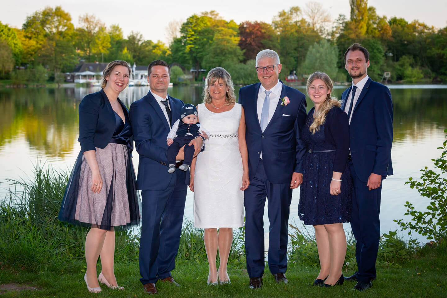 Gruppenfoto bei Hochzeitsfeier an der Außenmühle Harburg