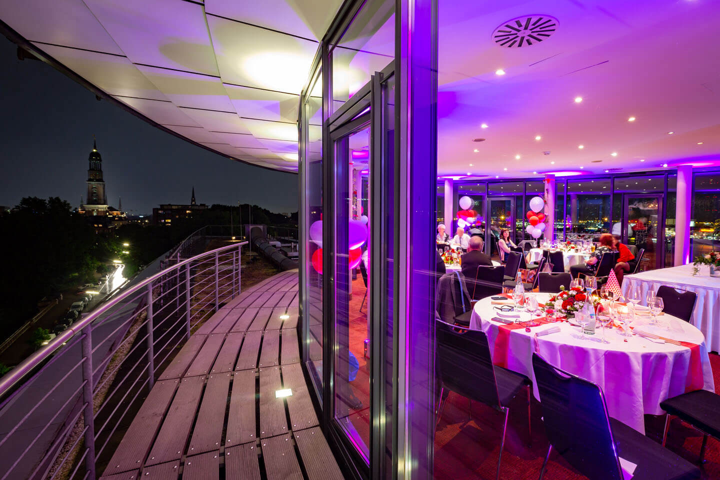 Die Hochzeitslocation Elipse liegt direkt an den Landungsbrücken vom Hamburger Hafen