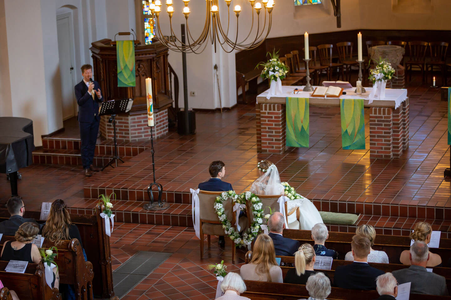 Hochzeitssinger und Brautpaar in der Michaeliskirche