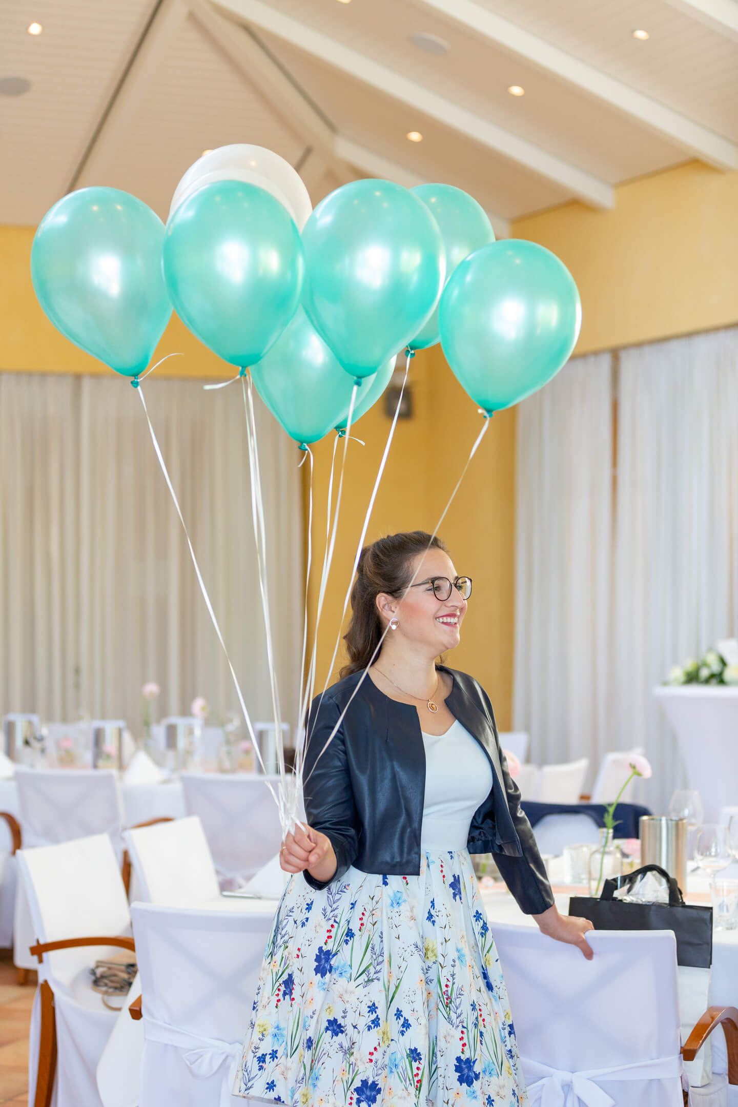 Junge Frau hält Luftballons für Hochzeitsfeier