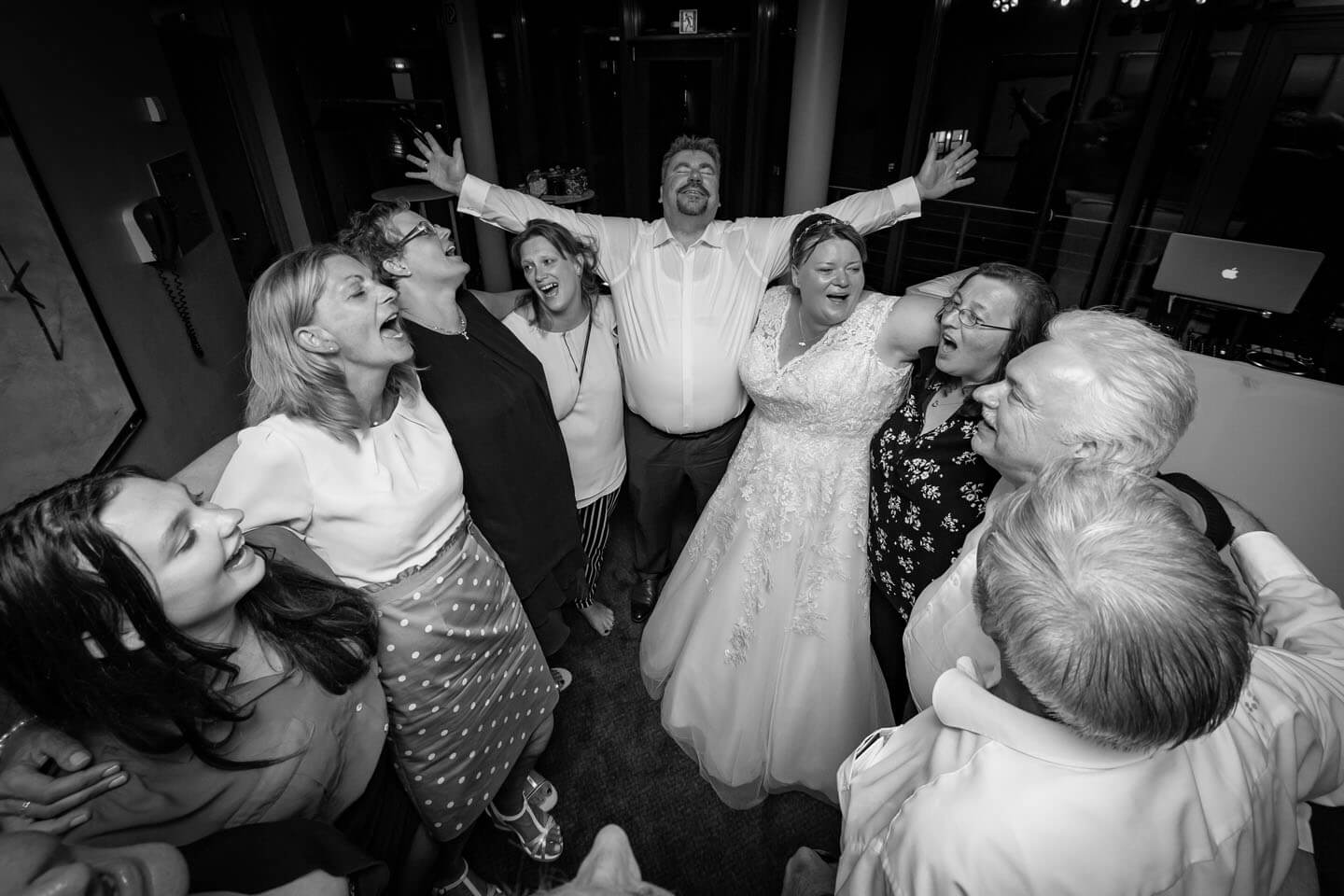 Zu später Stunde auf der Tanzfläche bei einer Hochzeit im Hotel Hafen Hamburg