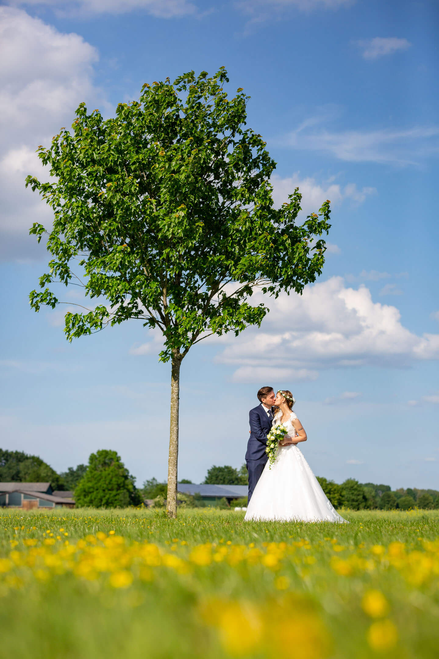 Stimmungsvolles Hochzeitsfoto bei blauem Himmel und Sonnenschein