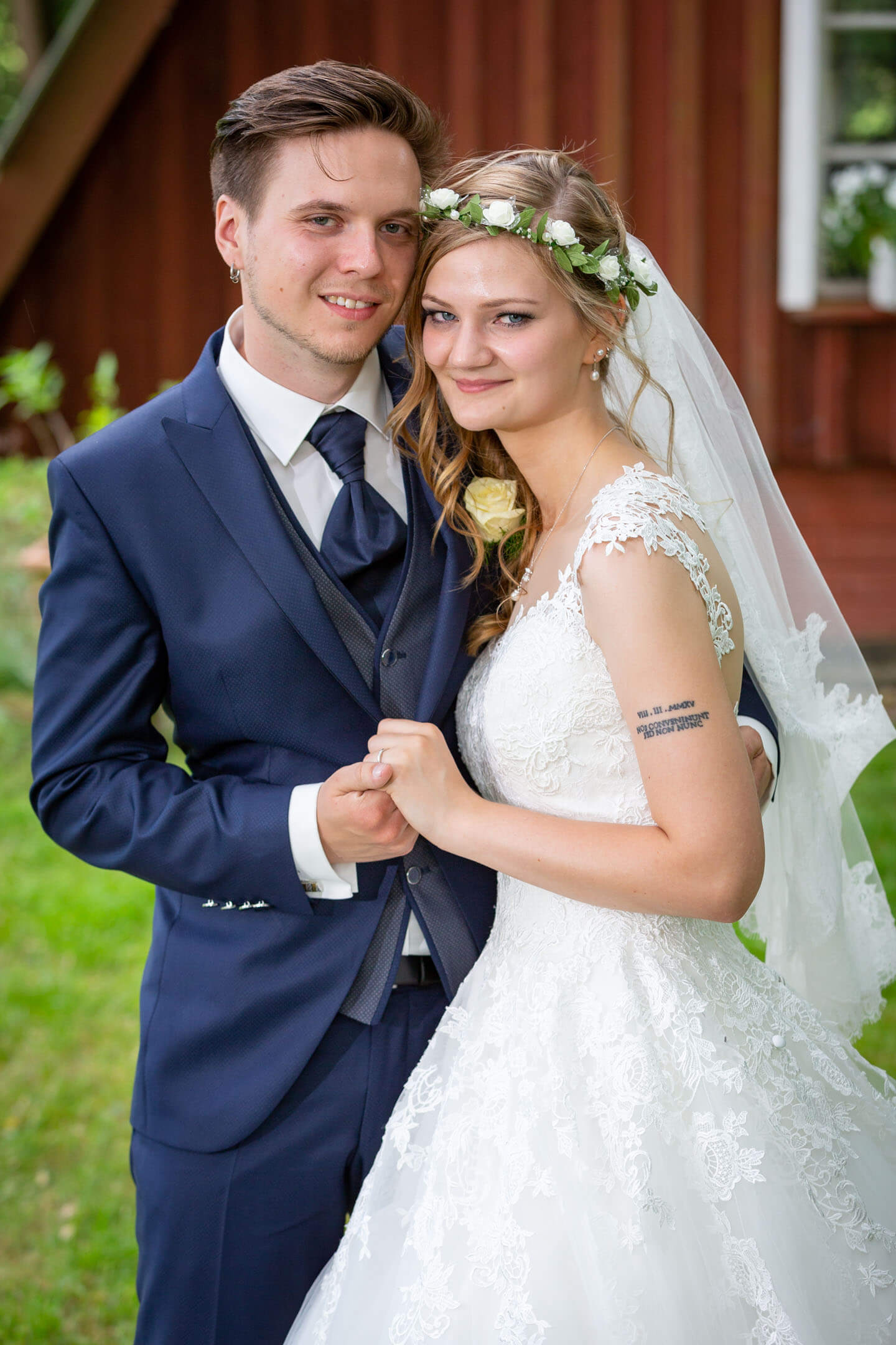 Junges Brautpaar beim Hochzeitsshooting