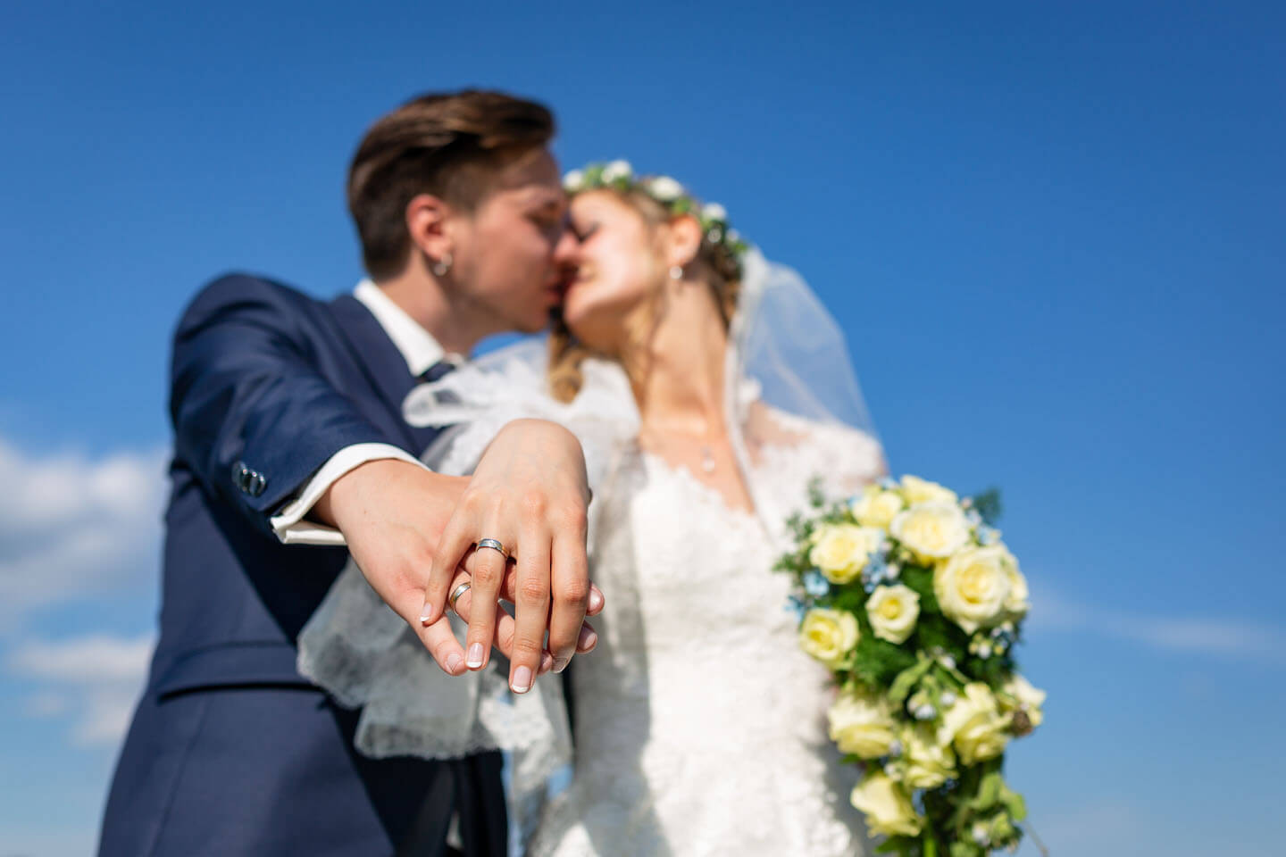 Der Fokus ist bei diesem Hochzeitsfoto auf die Trauringe gelegt