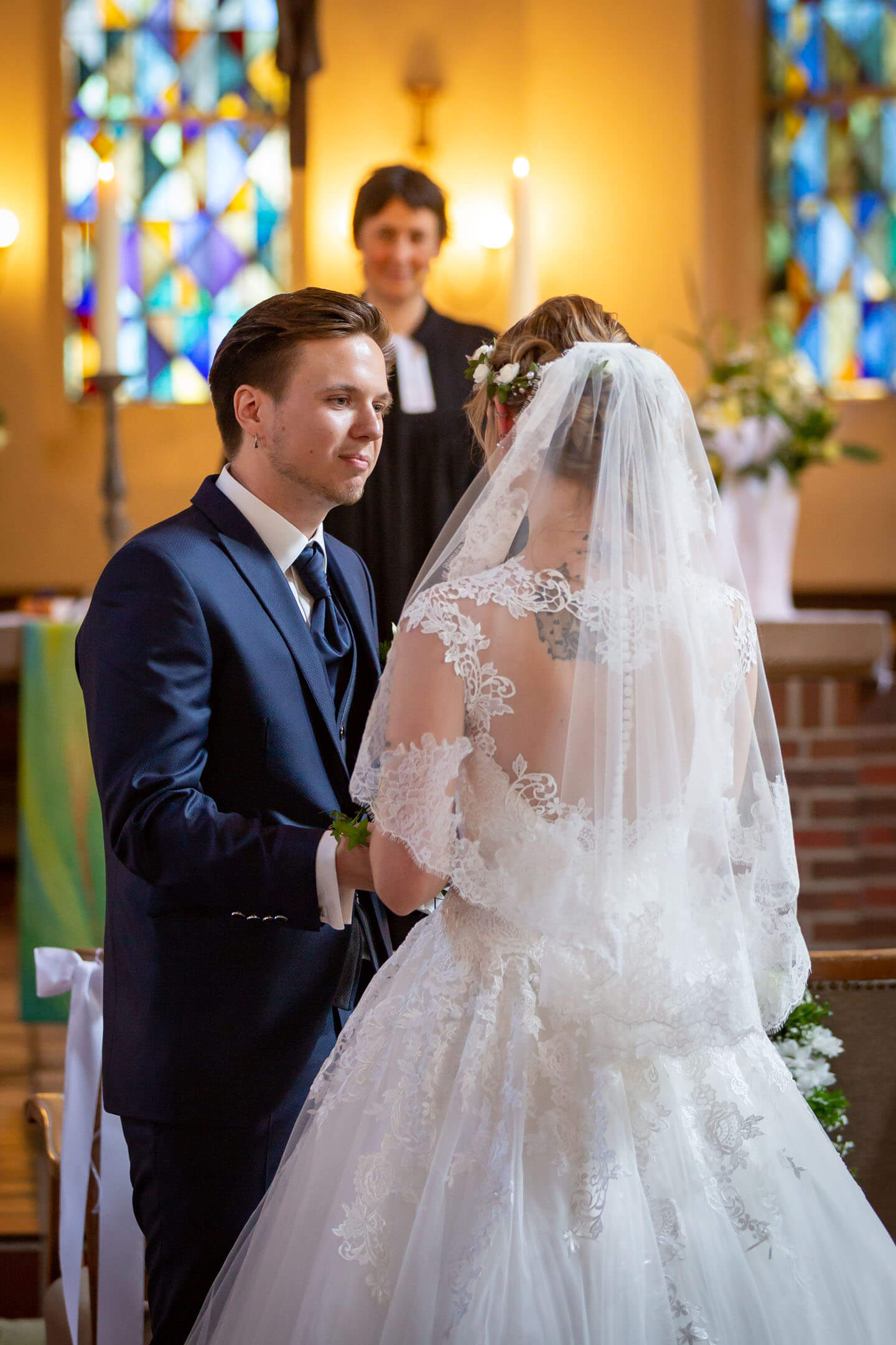 Brautpaar während der Trauung in der Michaeliskirche