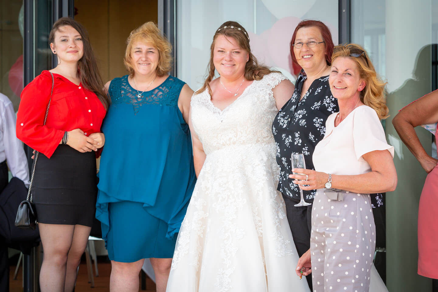 Braut mit ihren Mädels