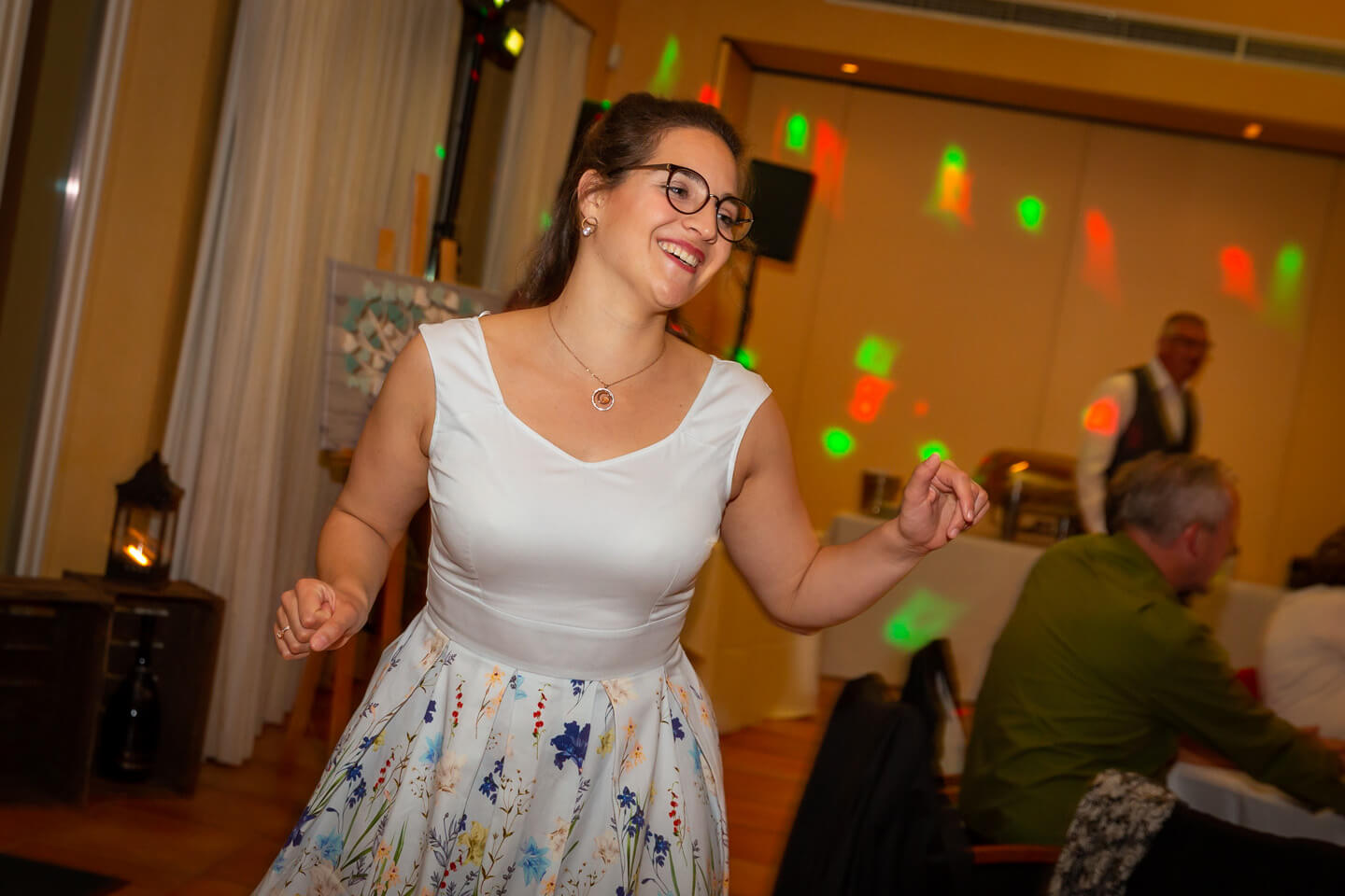 Tänzerin auf der Tanzfläche vom Leuchtturm an der Außenmühle in Harburg