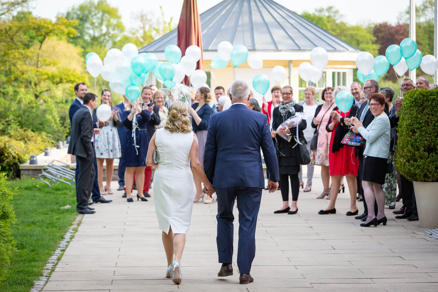 Hochzeitsgesellschaft empfaengt Hochzeitspaar an der Außenmuehle