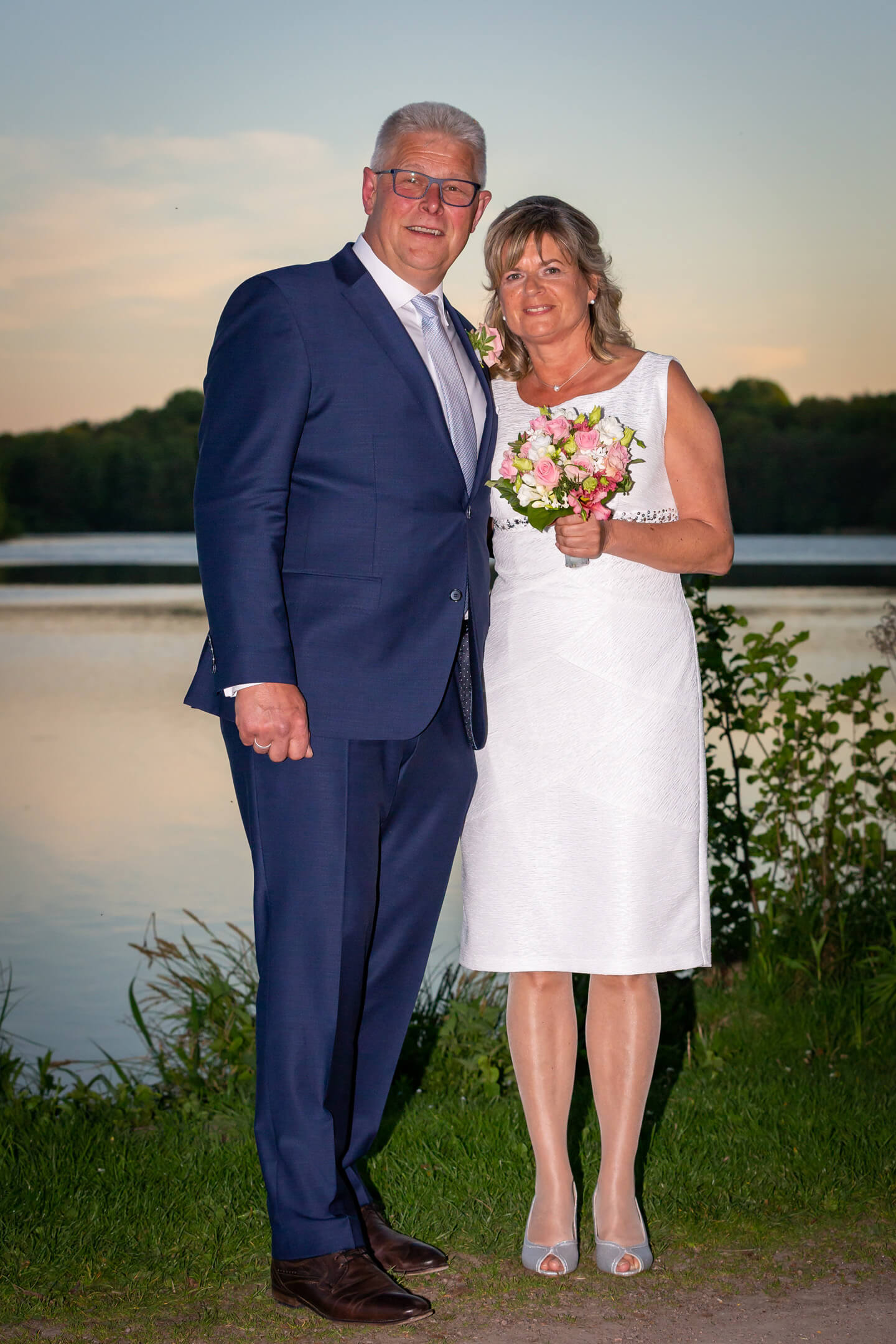 Hochzeitspaar in der Dämmerung an der Außenmühle Harburg