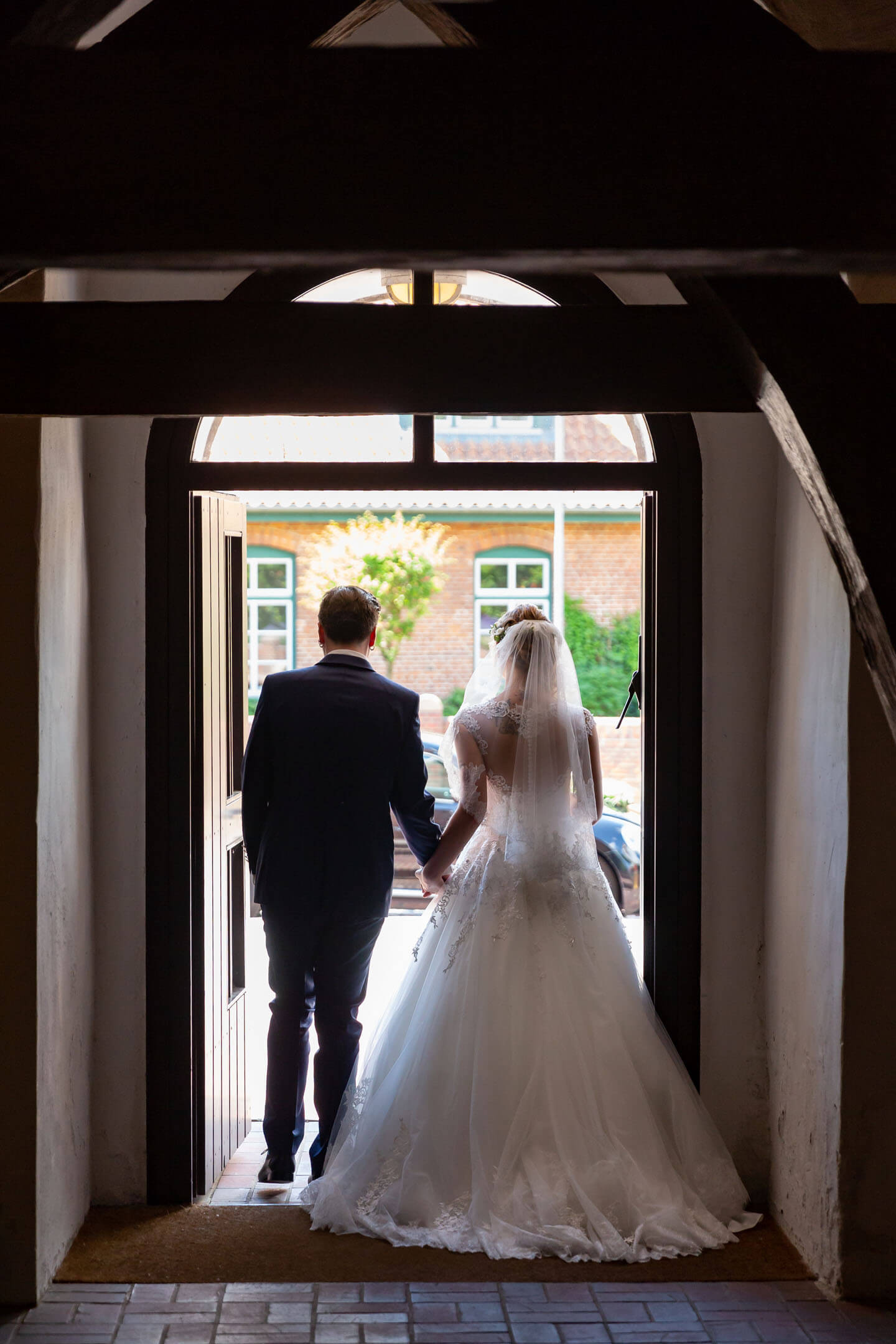 Das Brautpaar verlässt nach der Trauung die Kirche