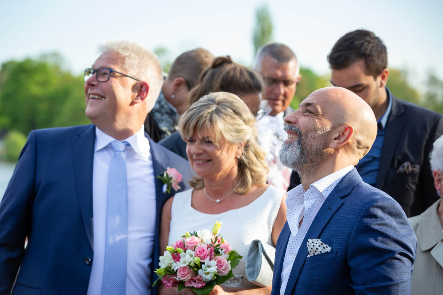 Hochzeitsgäste blicken den aufsteigenden Luftballons hinterher