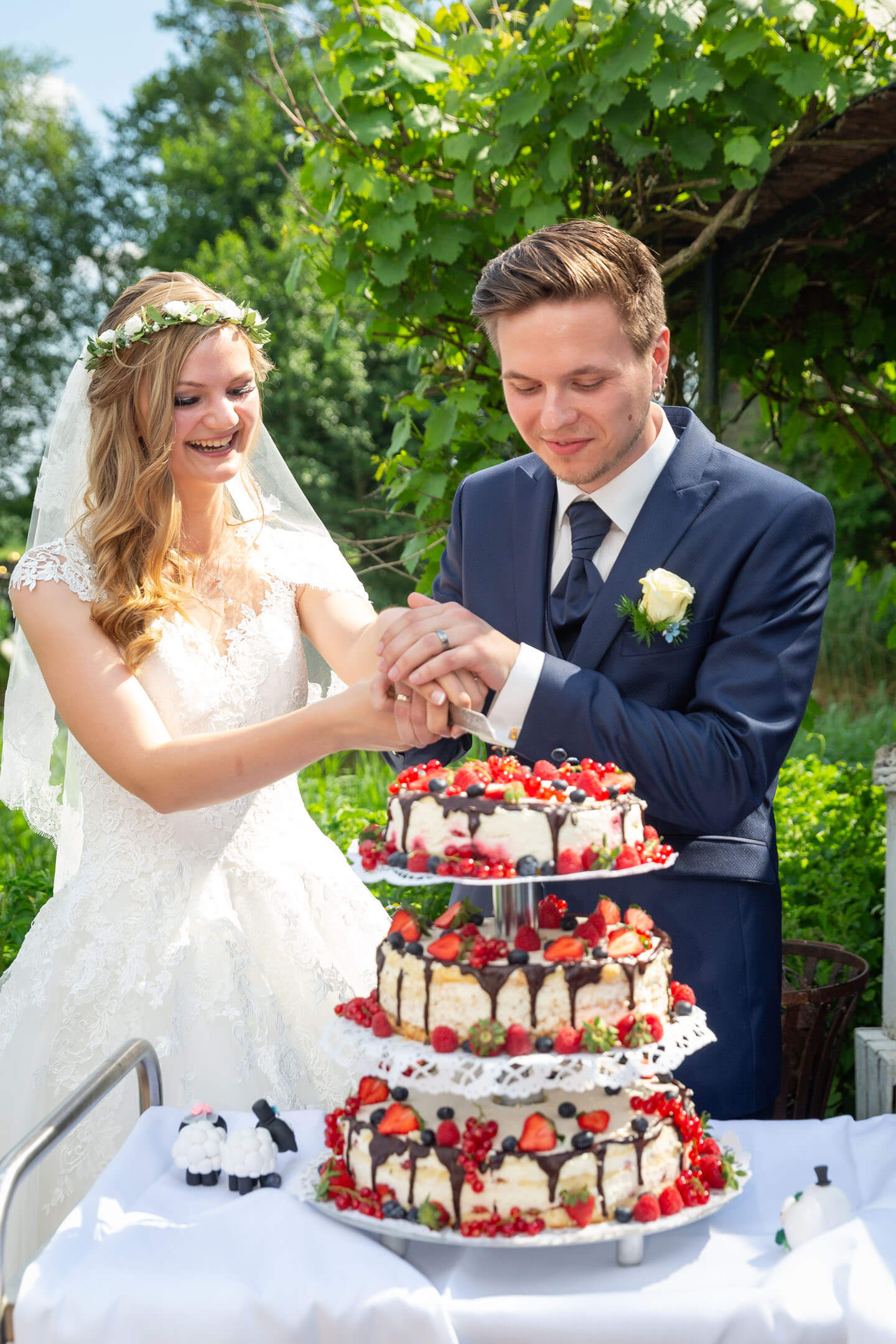 Anschnitt der Hochzeitstorte bei einer ganztägigen Begleitung als Hochzeitsfotograf