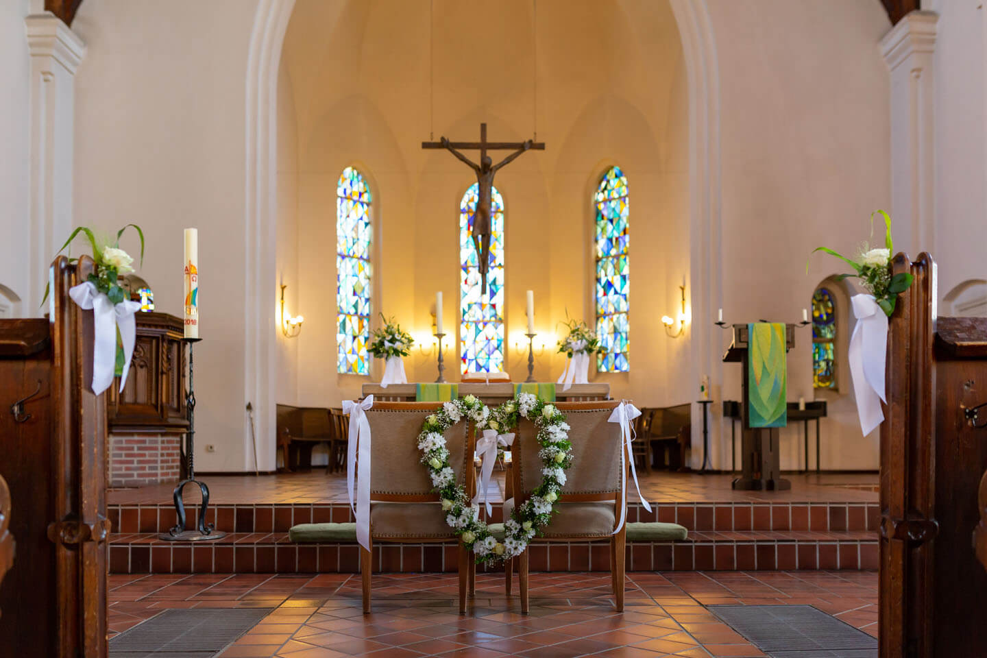 Geschmückter Traualtar in der Michaeliskirche